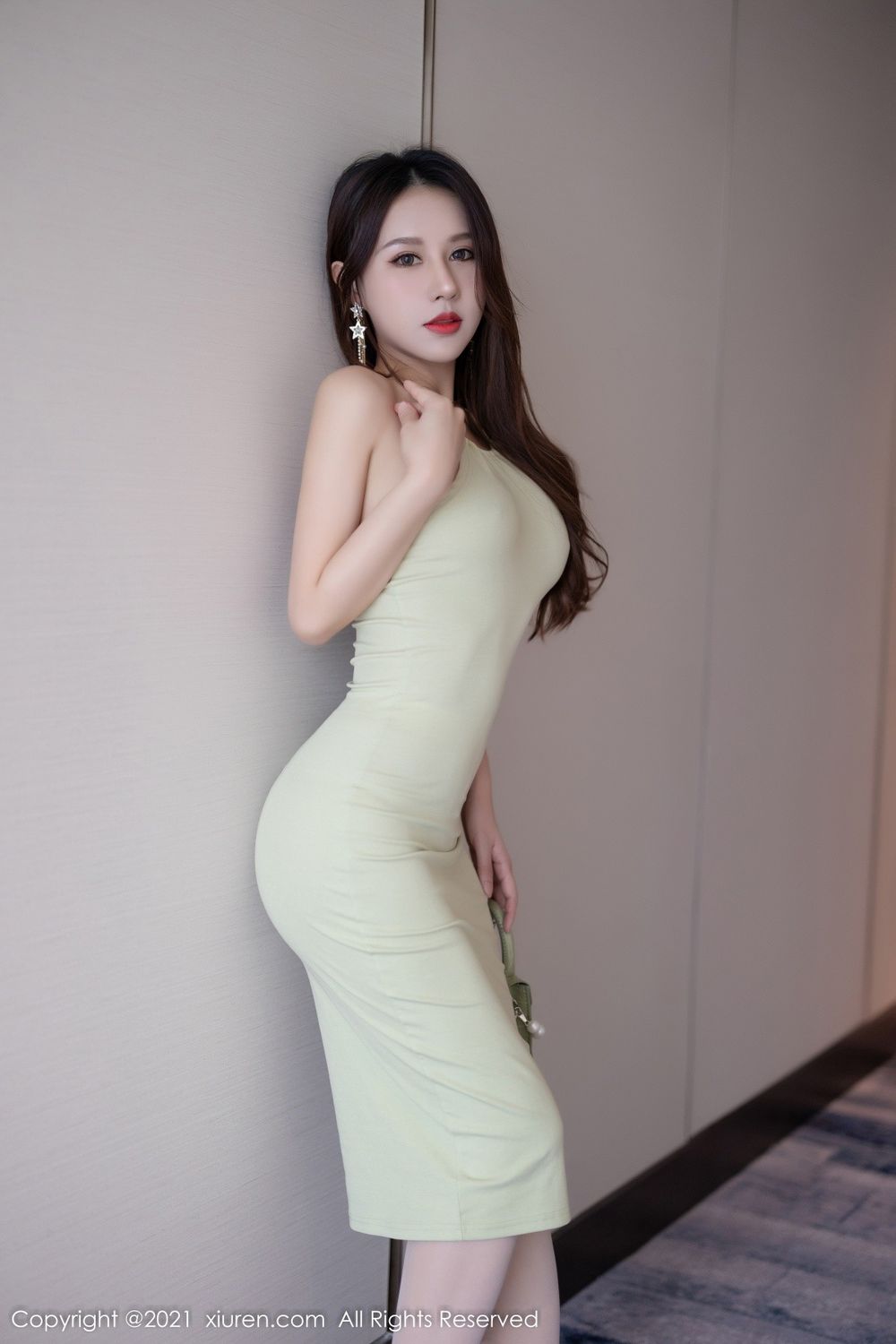 美女模特徐安安淡绿色长裙搭配白色丝袜江浙沪旅拍