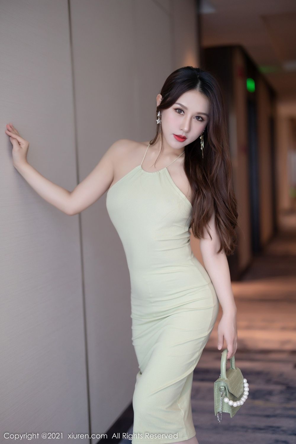 美女模特徐安安淡绿色长裙搭配白色丝袜江浙沪旅拍