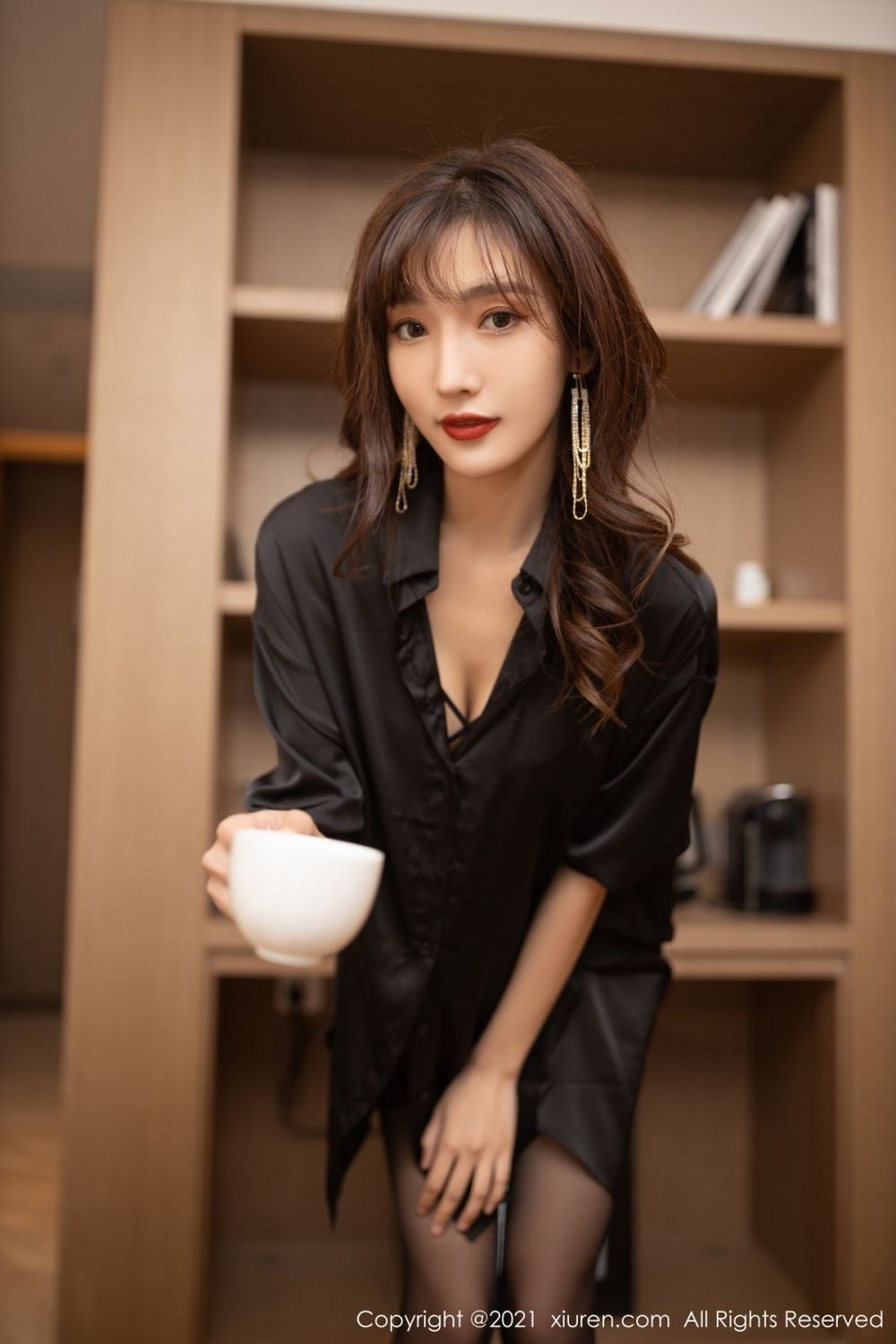 美女模特陆萱萱黑色T恤搭配蕾丝黑红内衣性感写真