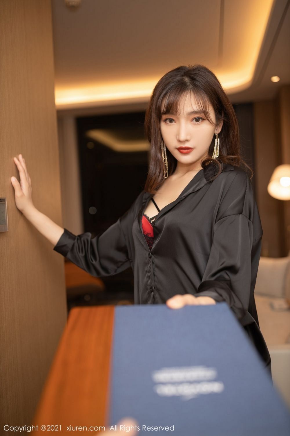 美女模特陆萱萱黑色T恤搭配蕾丝黑红内衣性感写真