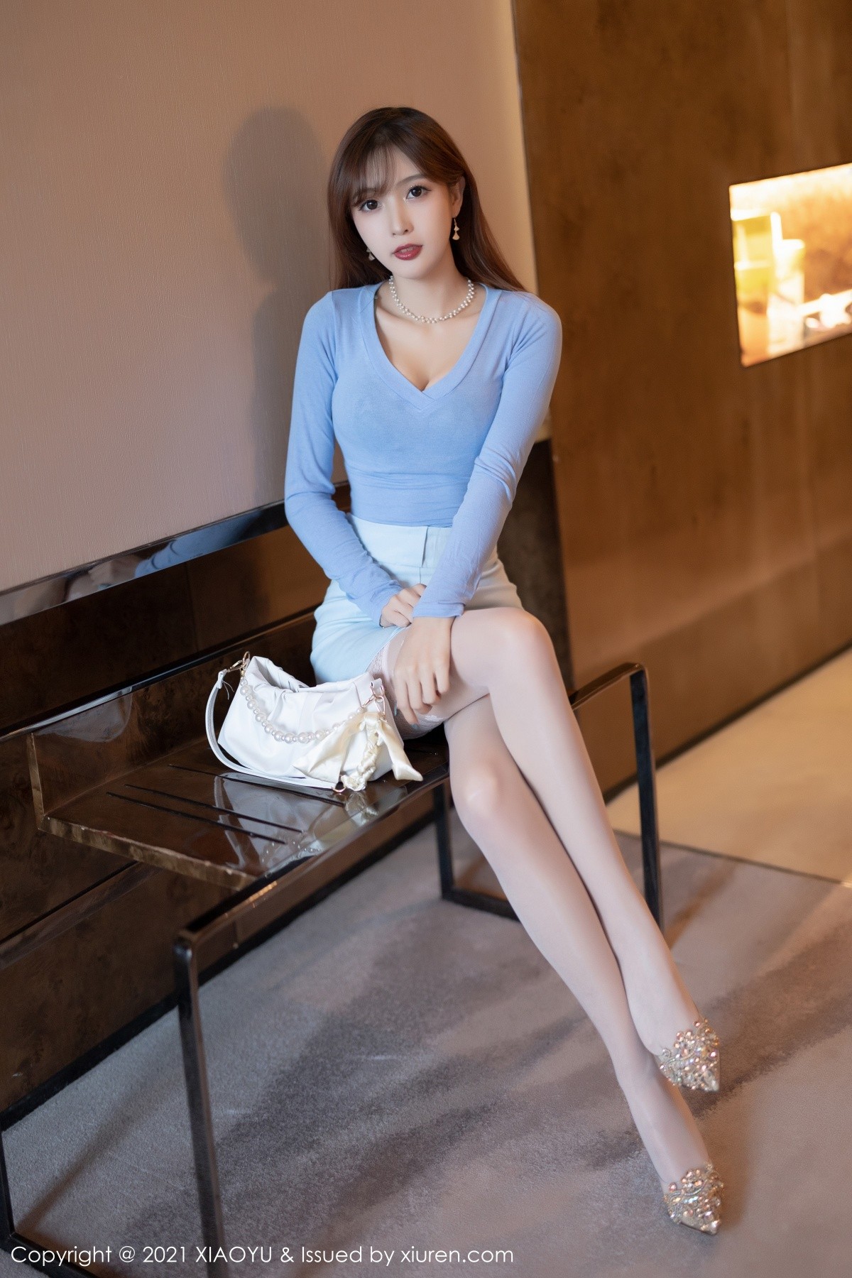 美女模特林星阑淡蓝色上衣搭配淡色超短裙性感写真