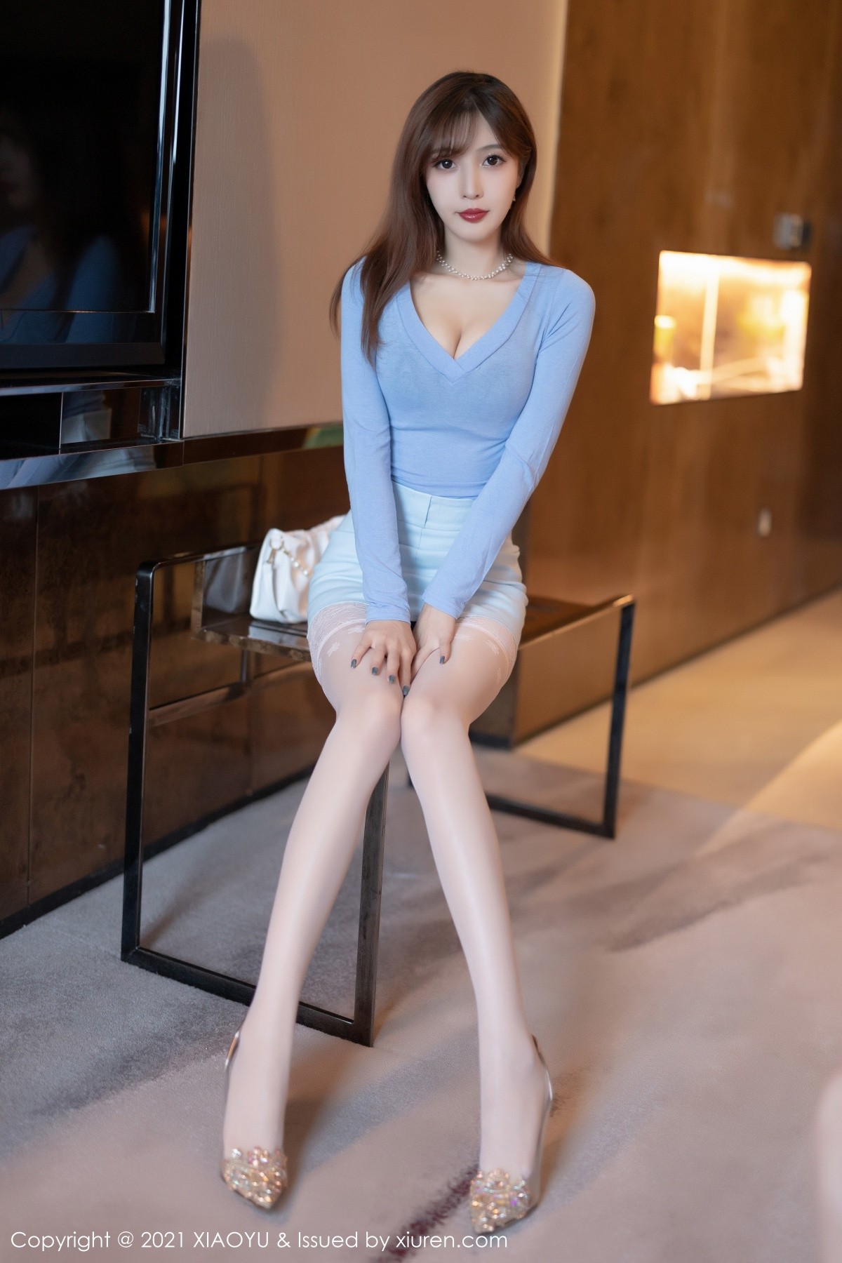 美女模特林星阑淡蓝色上衣搭配淡色超短裙性感写真