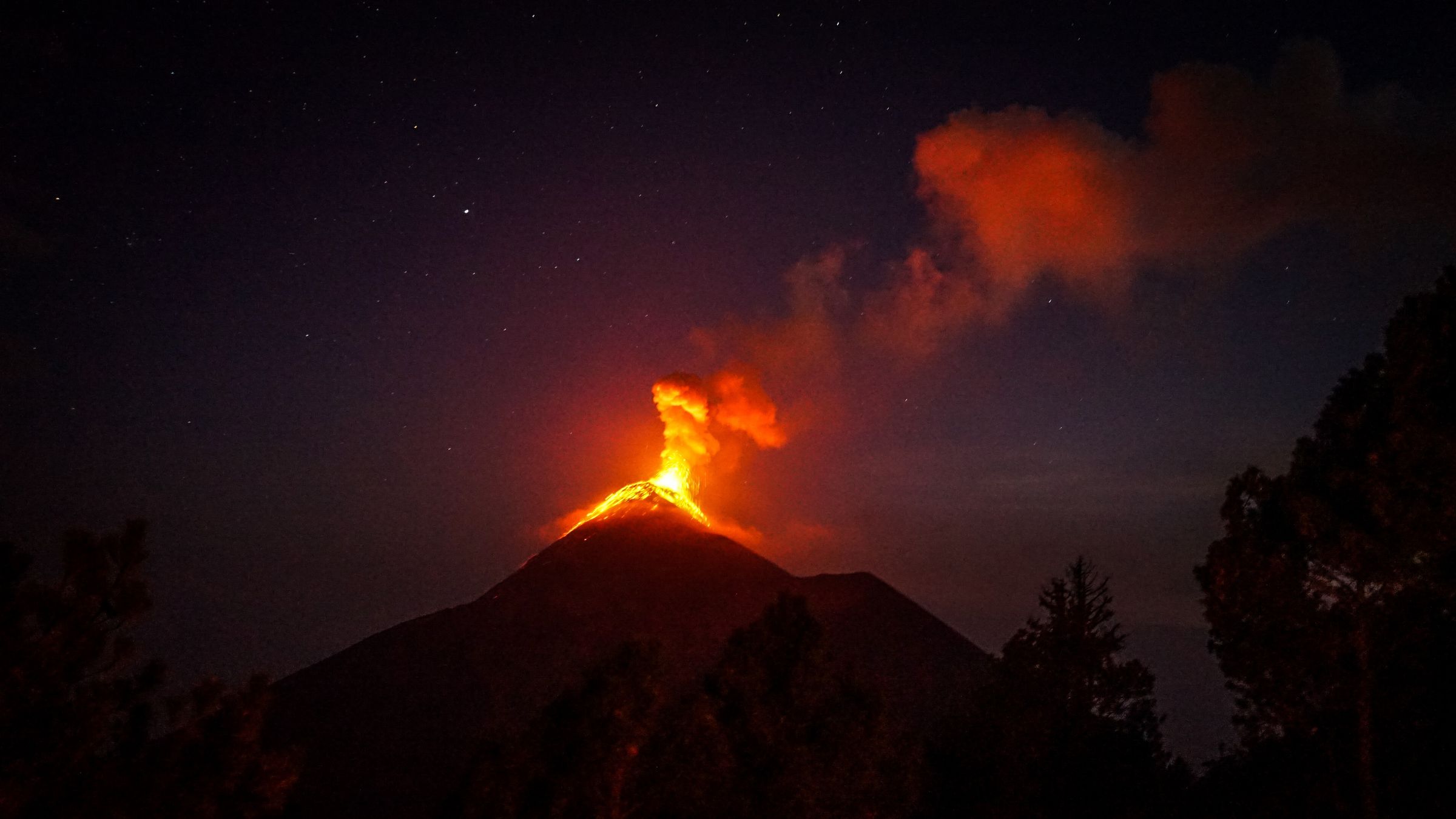超级火山喷发现场炽热岩浆滚滚浓烟毁天灭地