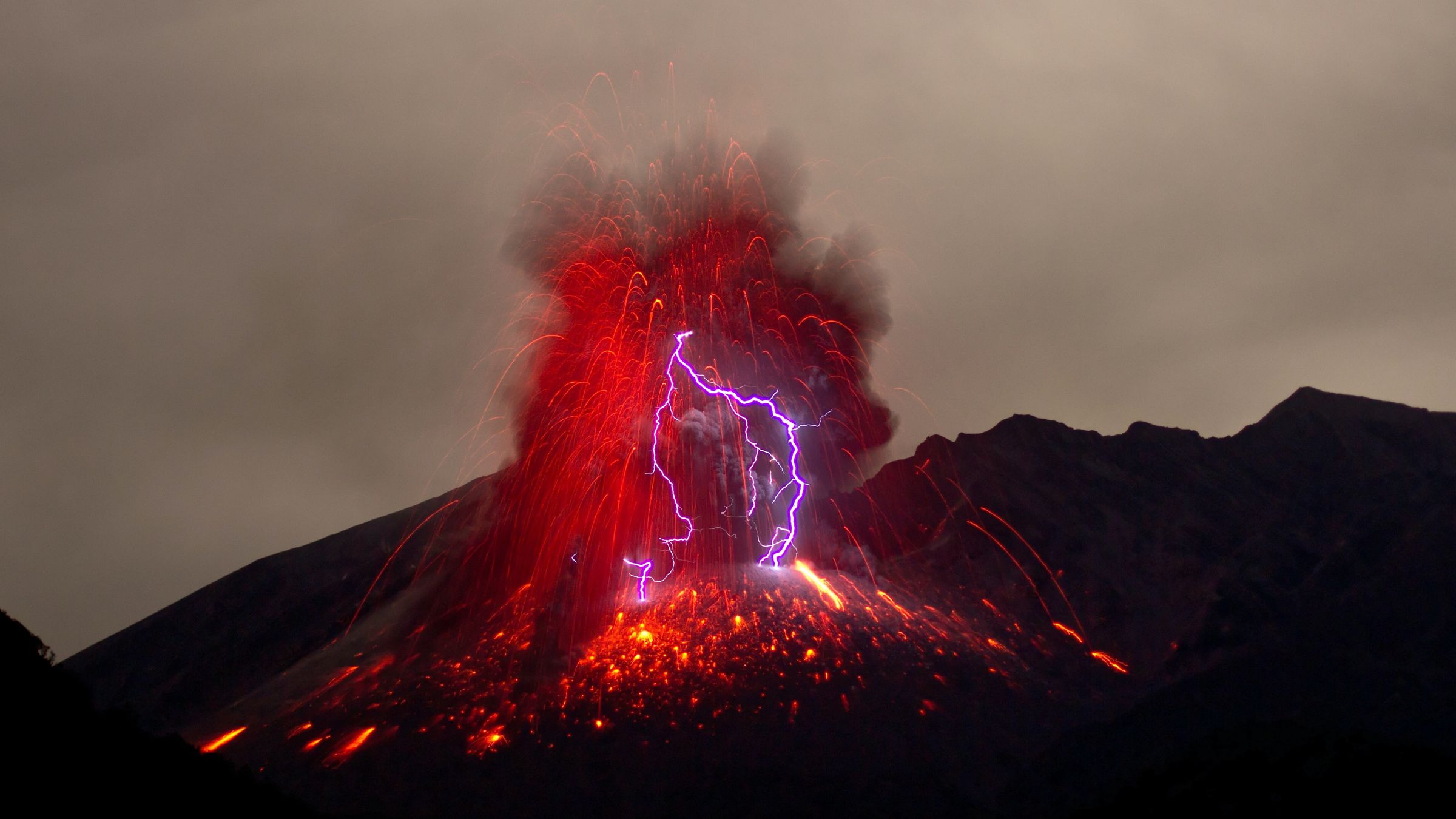 超级火山喷发现场炽热岩浆滚滚浓烟毁天灭地