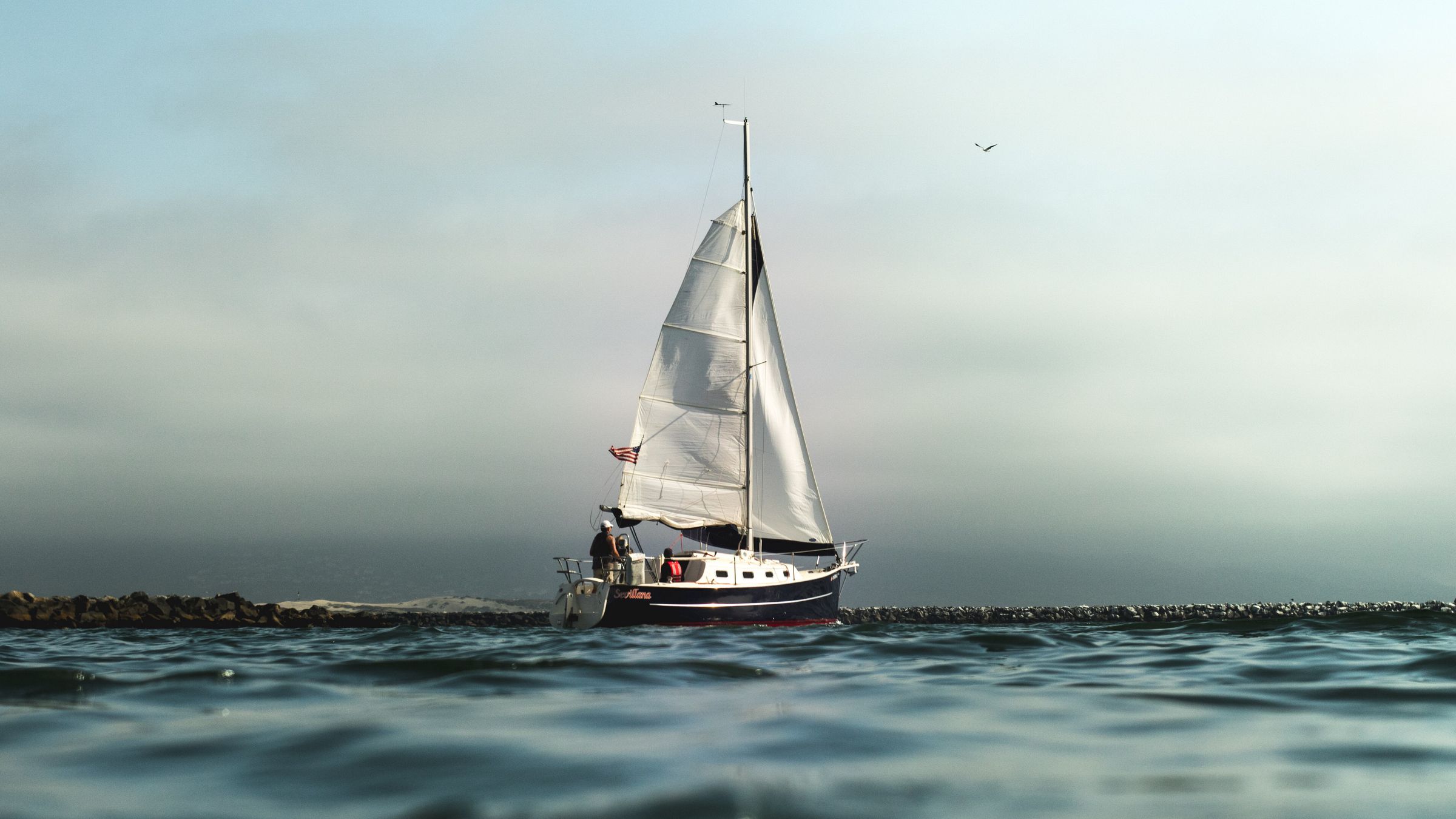 蓝色大海美丽的帆船扬帆起航逆风而行唯美高清壁纸