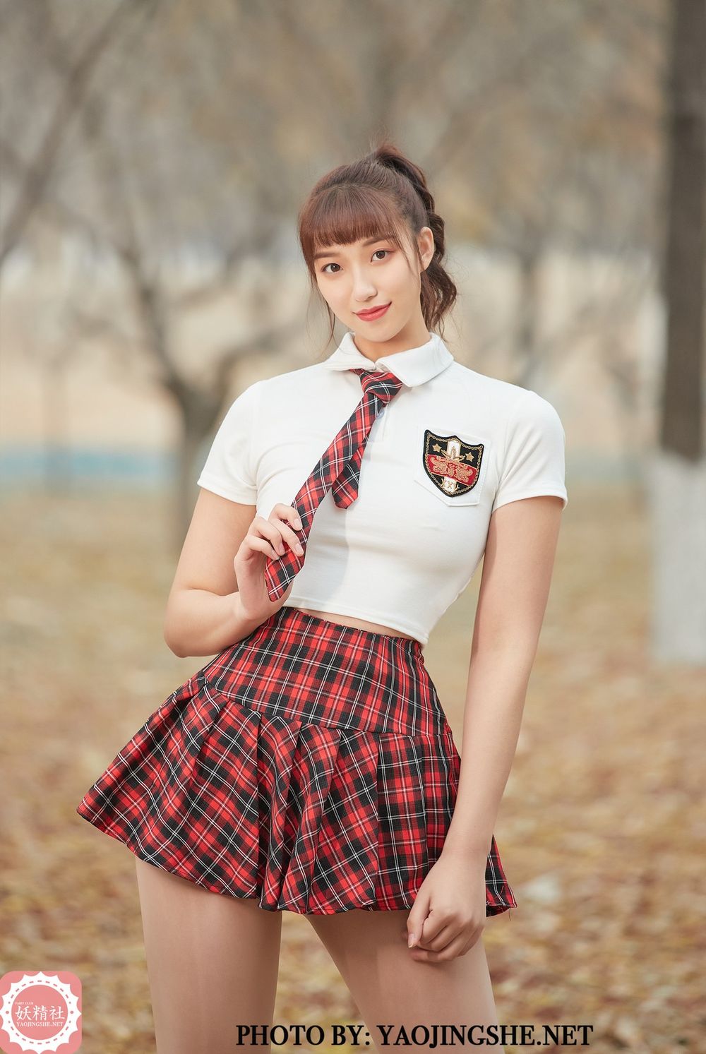 美女模特李佳儿学生制服红色格子裙假日主题套图