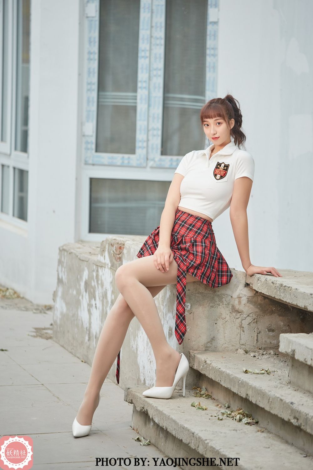 美女模特李佳儿学生制服红色格子裙假日主题套图
