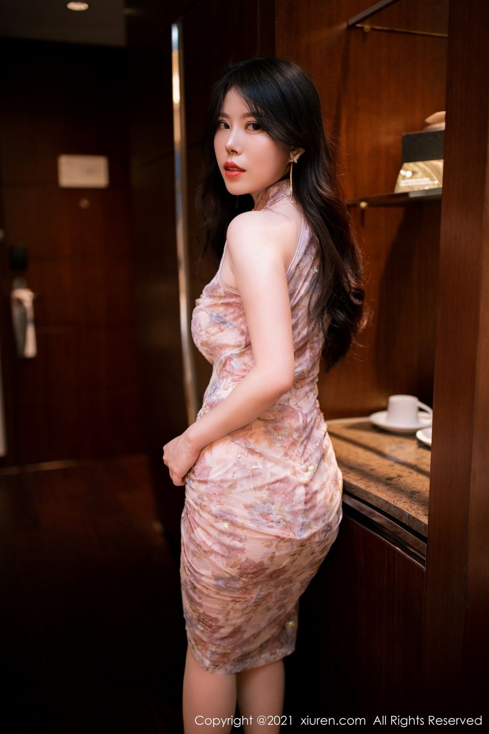 美女模特白茹雪花纹粉色旗袍熟女气息高挑系列写真