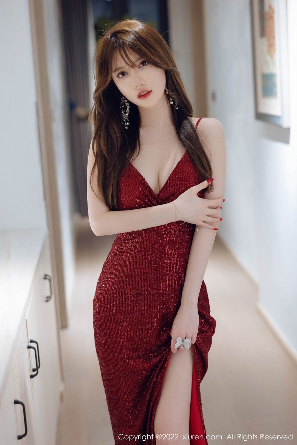 美女模特美桃酱红色长裙搭配原色丝袜系列性感写真