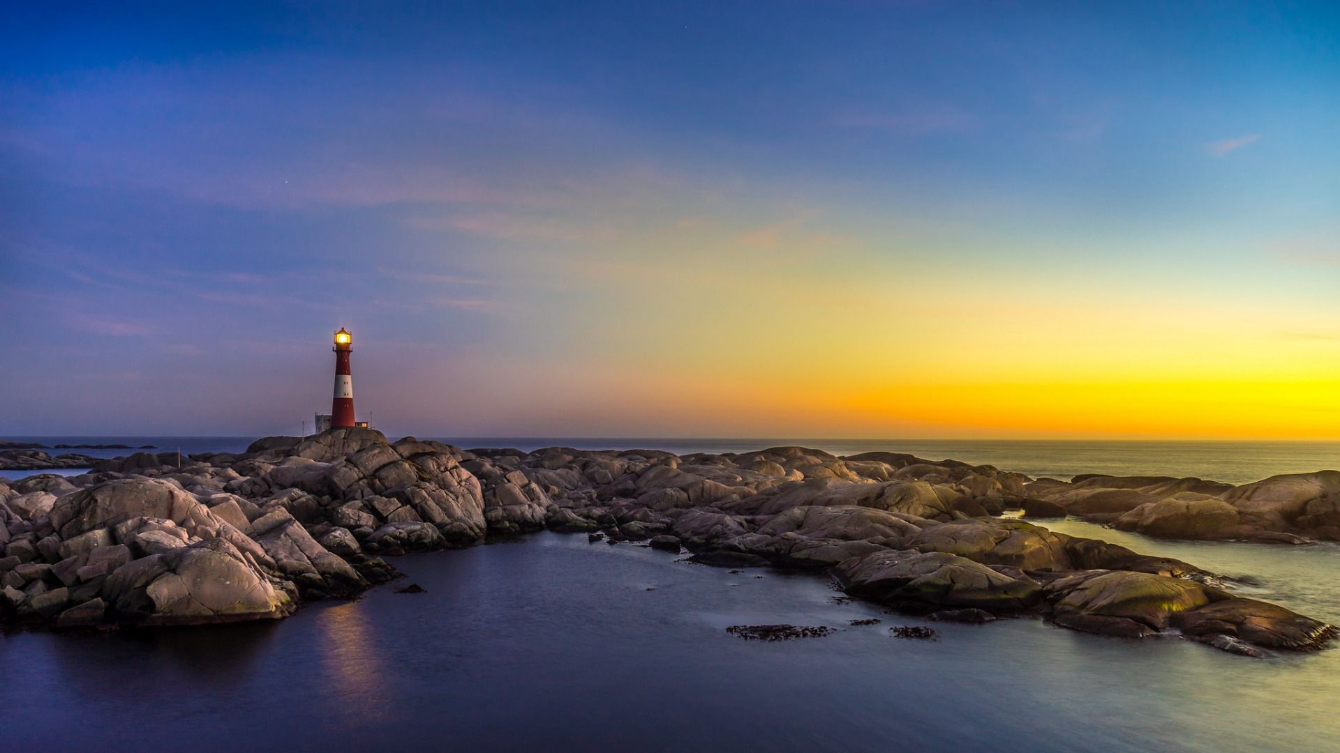 大海边的美丽灯塔图片闪耀照射四方风光摄影