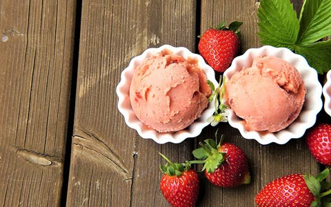 夏季甜品冰淇淋圆球蛋糕分量十足美味桌面壁纸