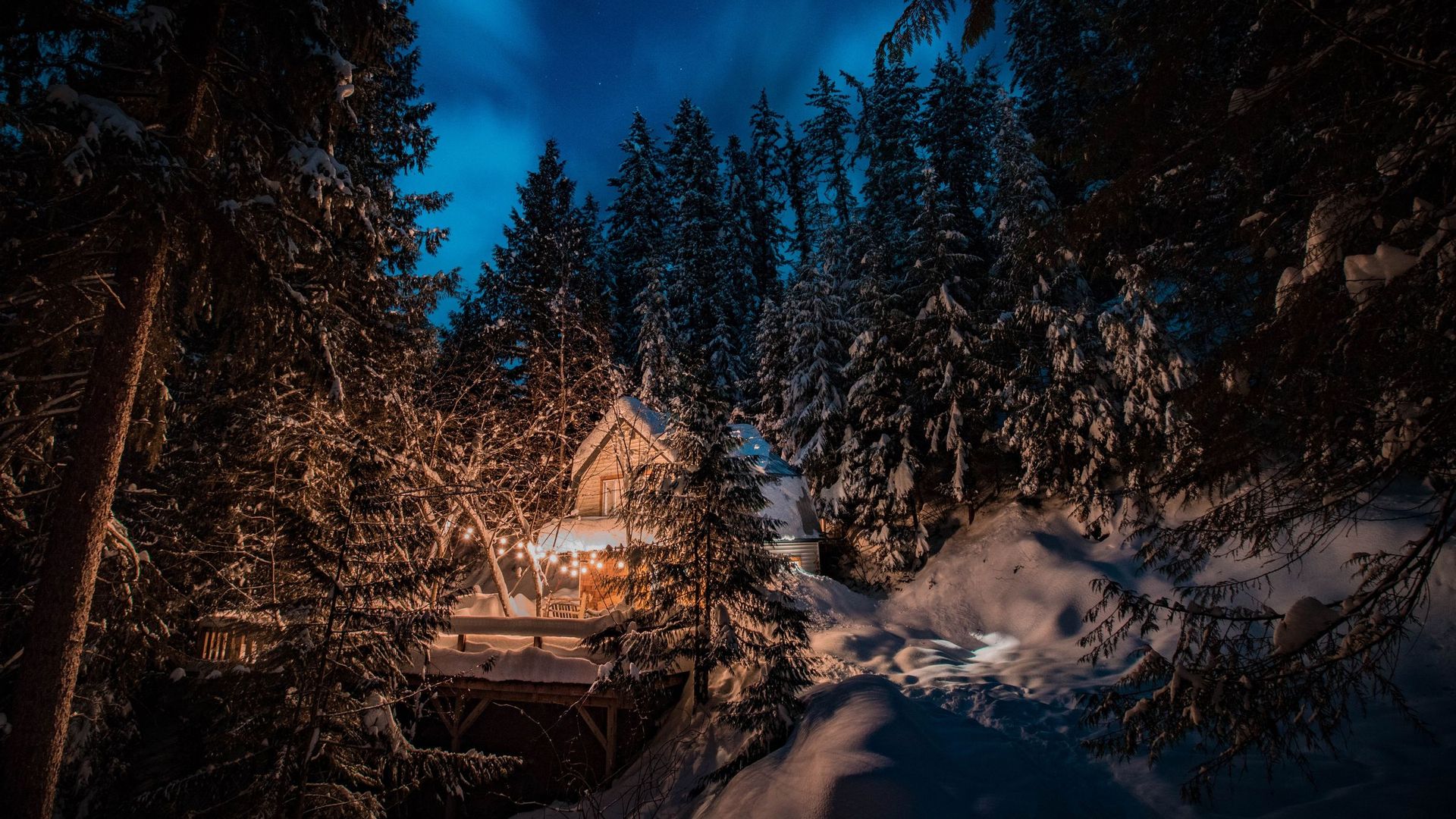 雪后藏在深山里的雪景小屋