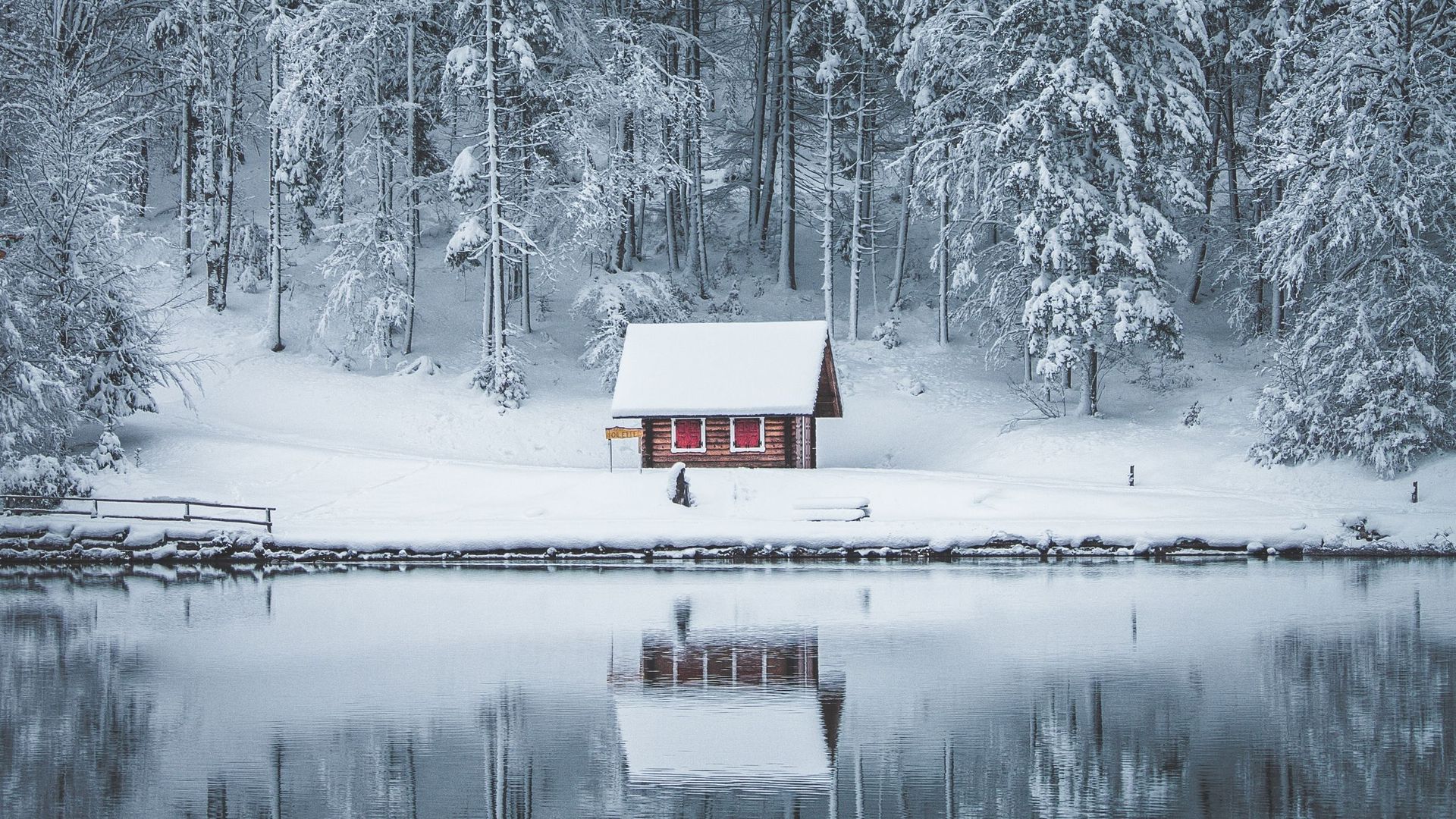 雪后藏在深山里的雪景小屋