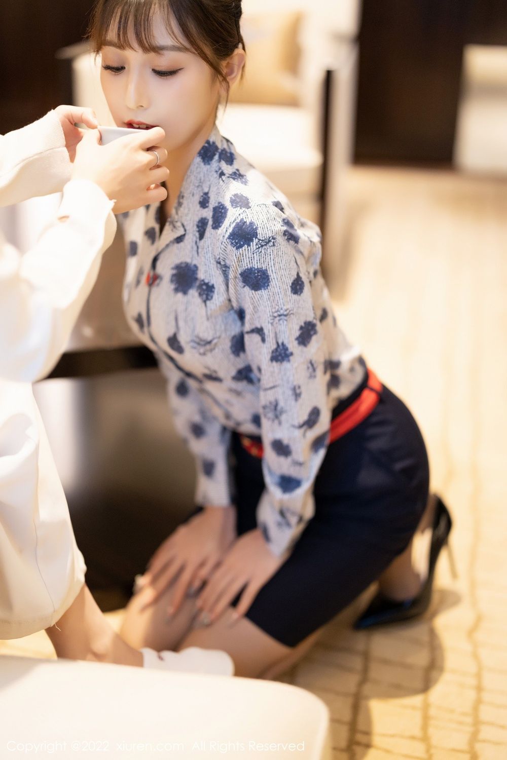 美女模特林星阑蓝色花纹上衣搭配深色短裙性感写真