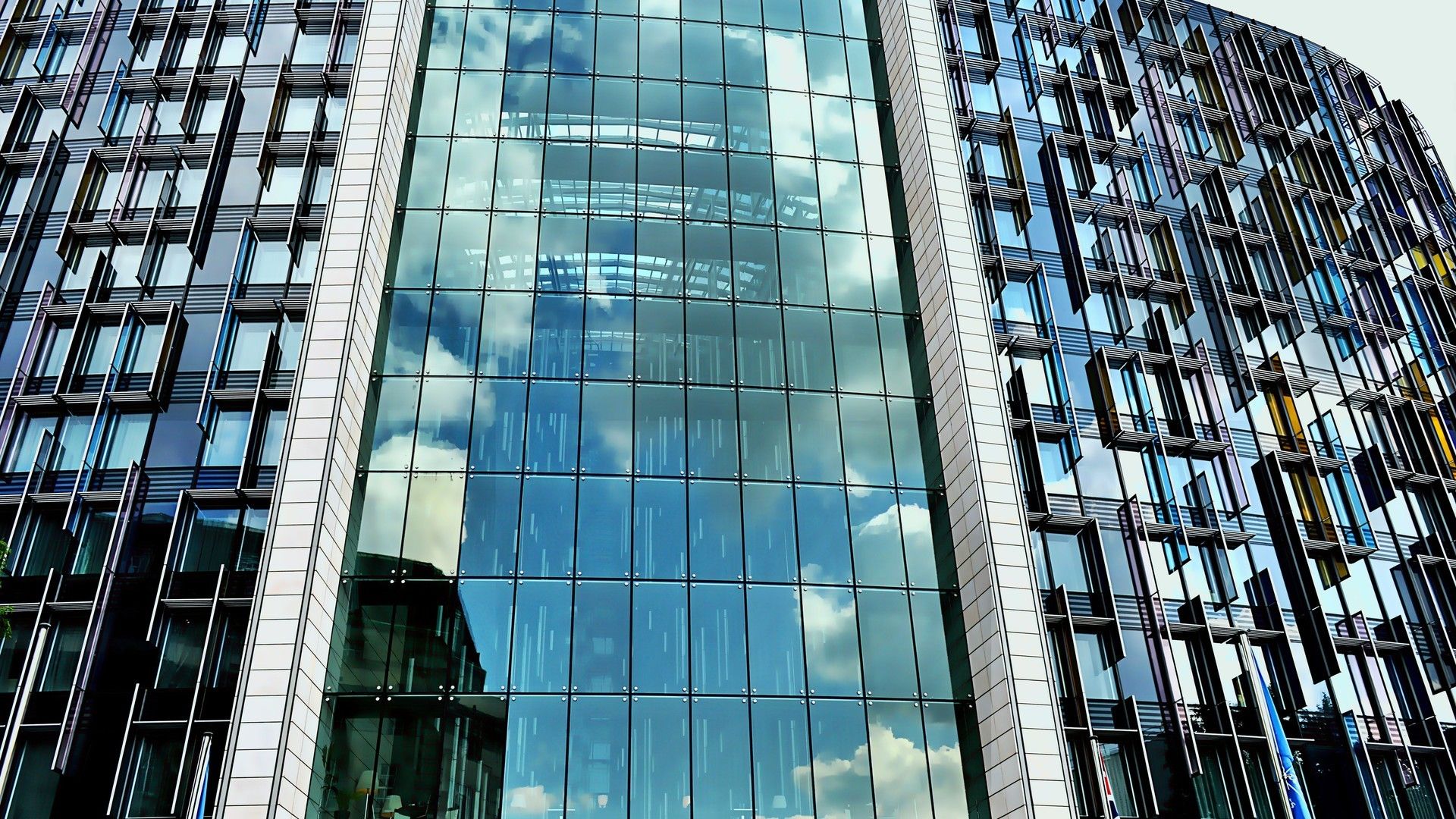 蓝蓝天空下高楼大厦的玻璃幕墙