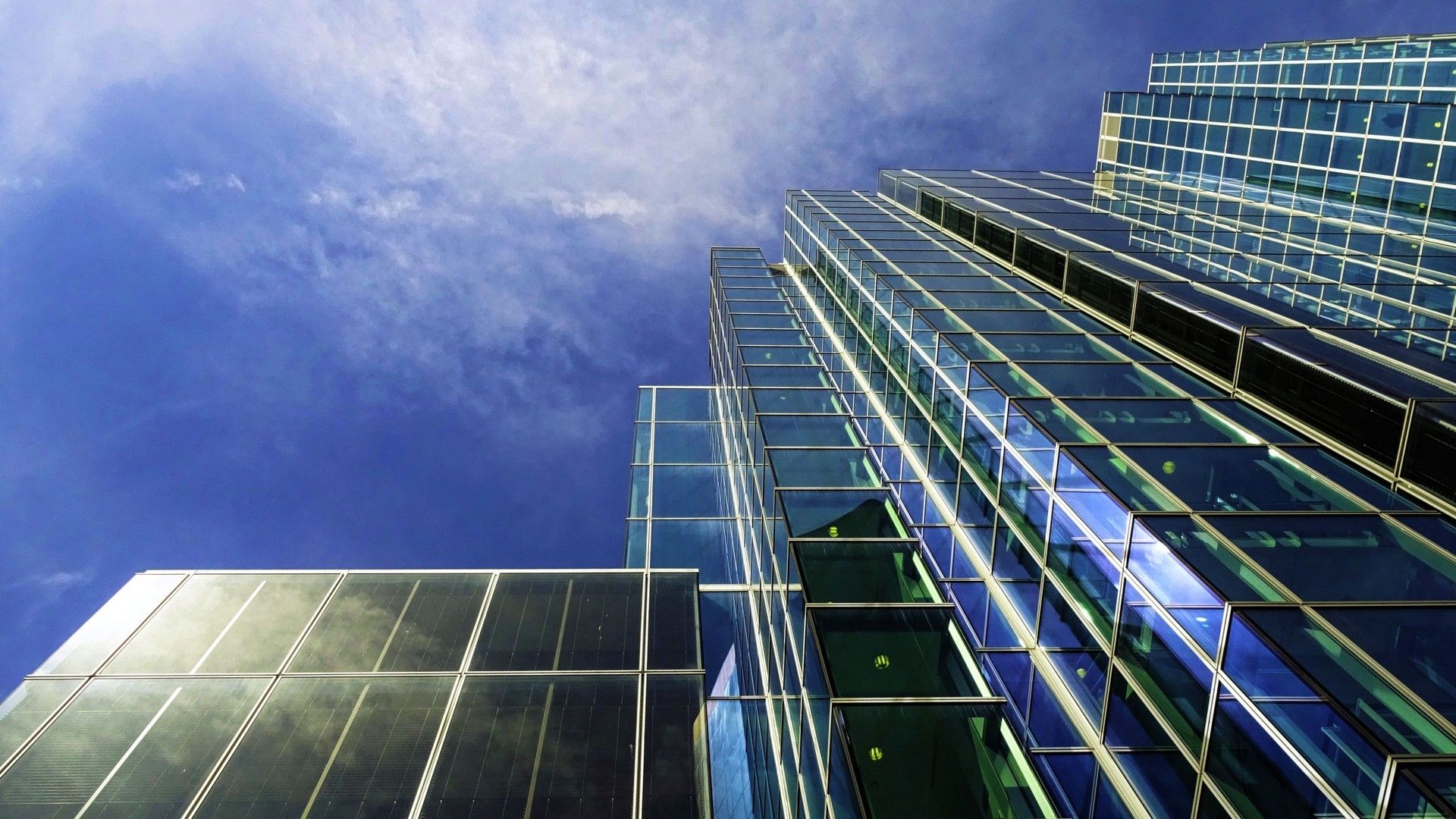 蓝蓝天空下高楼大厦的玻璃幕墙