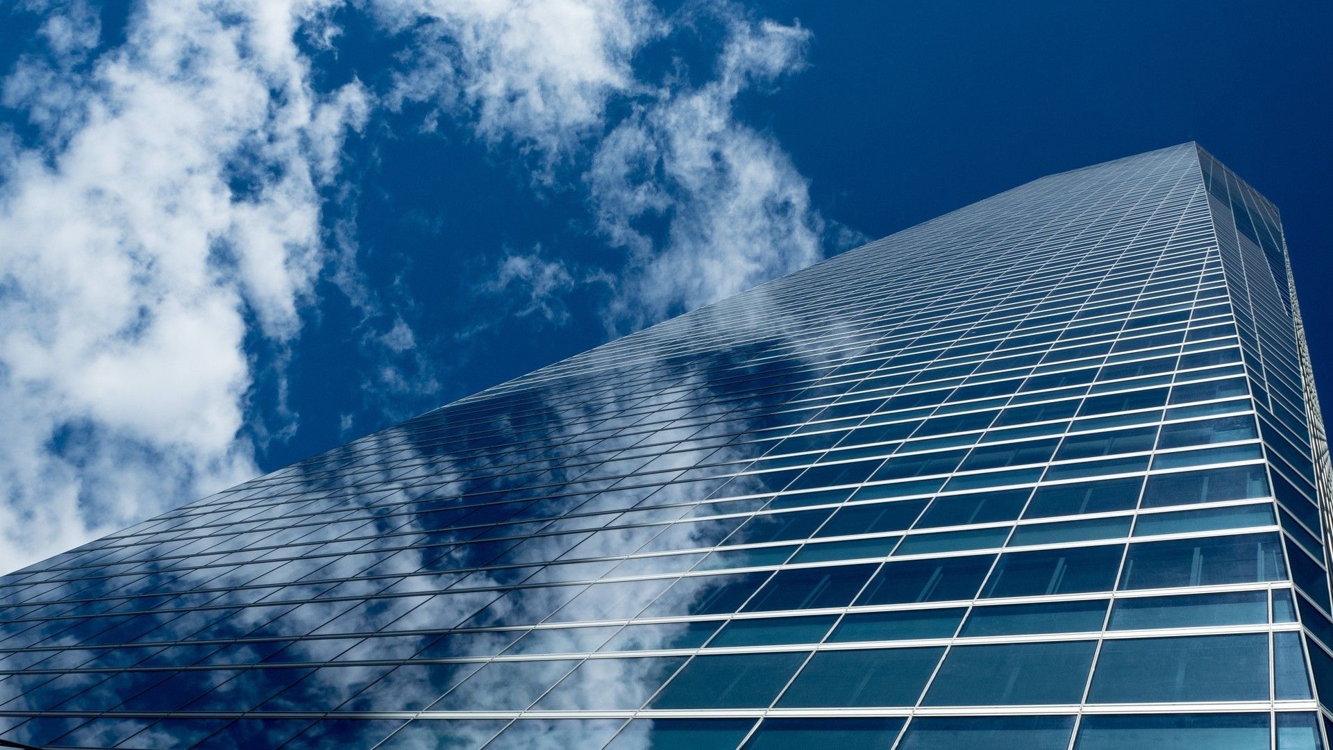 蓝天白云下高楼大厦的玻璃幕墙高清宽屏壁纸