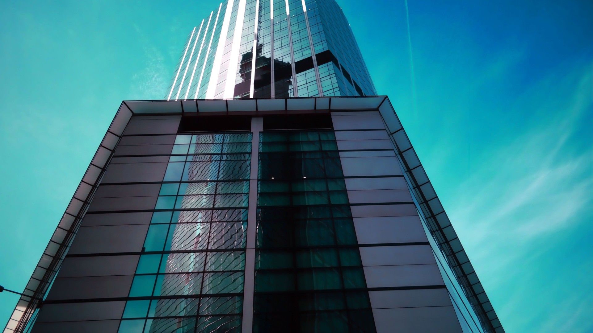 蓝天白云下高楼大厦的玻璃幕墙高清宽屏壁纸
