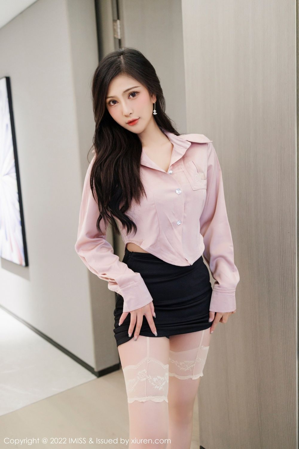 气质女神Lavinia肉粉色长袖T恤+黑色性感短裙诱人写真