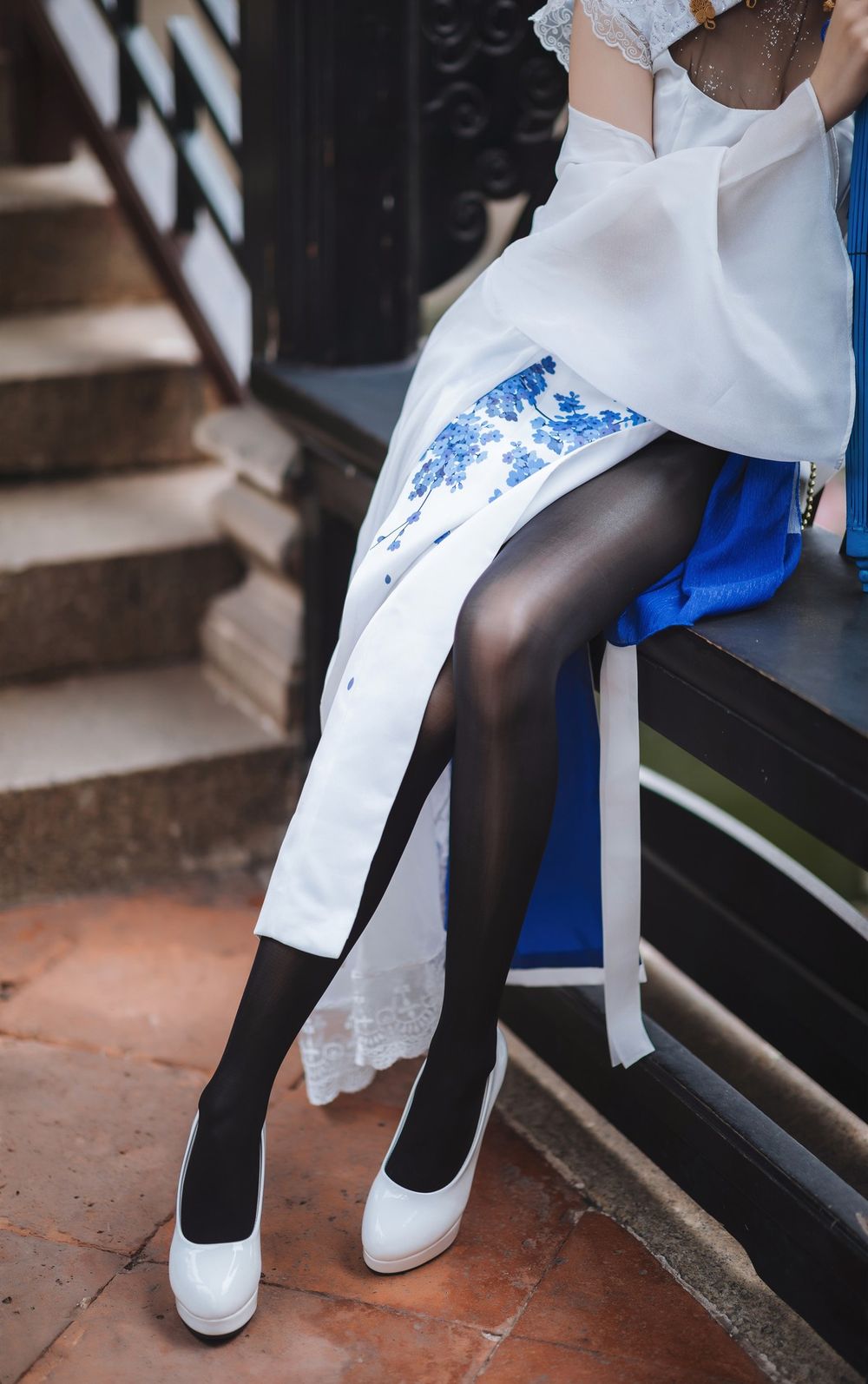 动漫Coser焖焖碳Saber黑丝裤袜白色高开旗袍主题性感写真