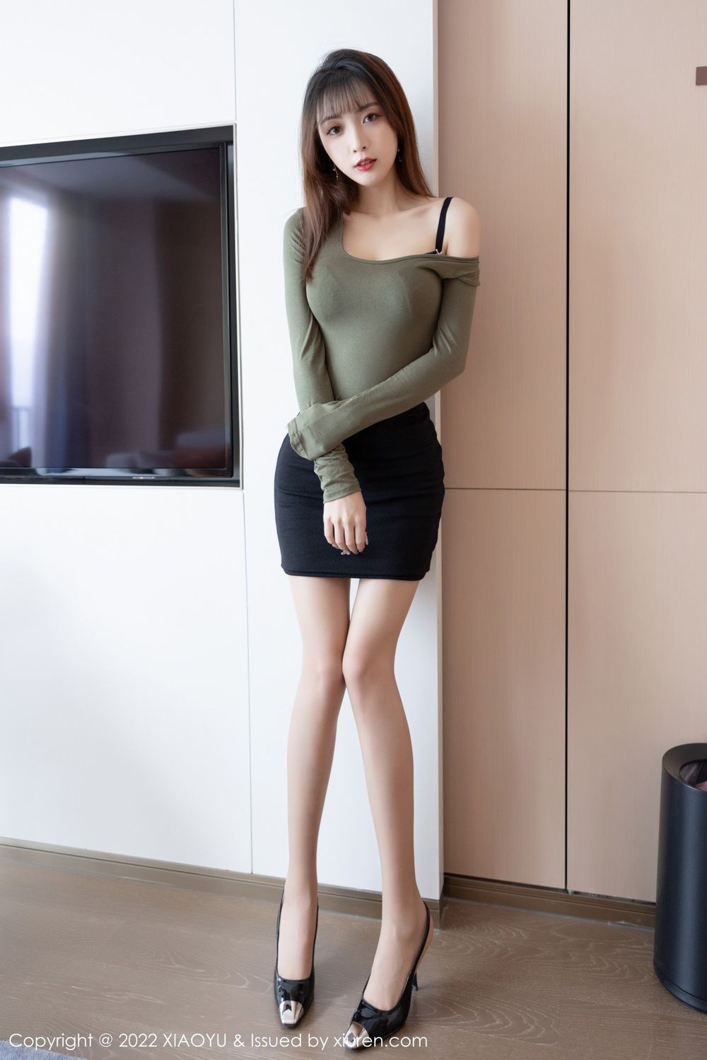 美女模特林星阑绿灰色收身上衣搭配超短裙性感写真