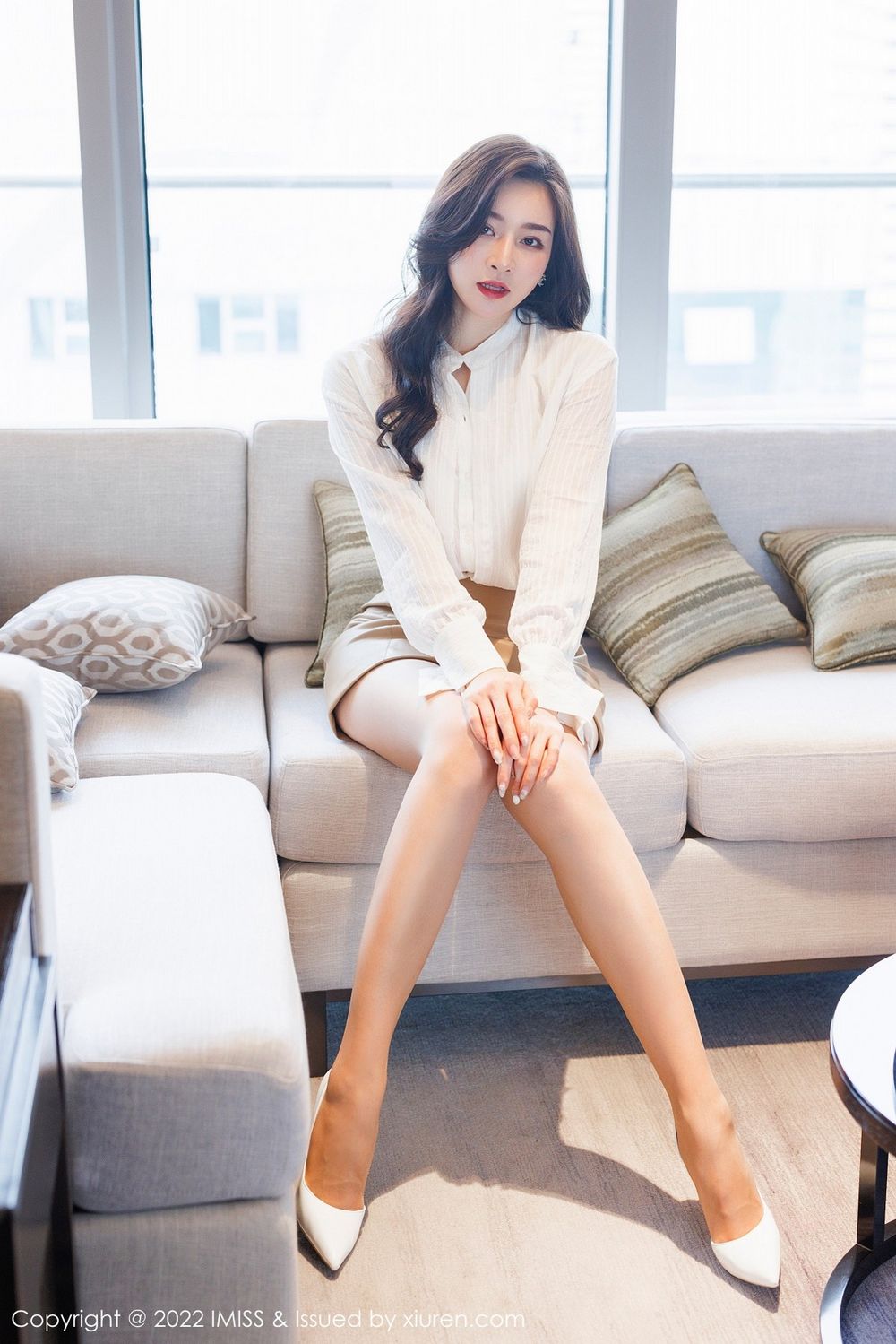 气质美女Vanessa白色服饰丝袜美足都市系列性感写真