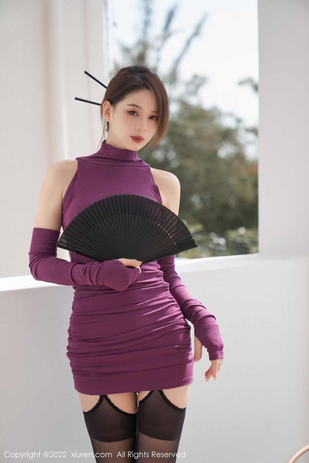 美女模特言沫紫色收身毛上衣搭配魅惑黑丝三亚旅拍