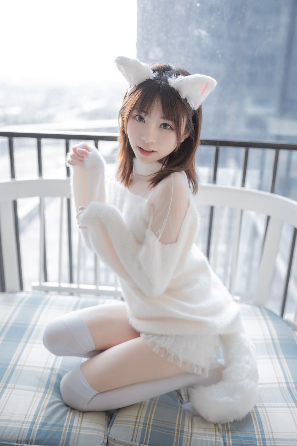动漫博主Kitaro绮太郎纯白绒毛服饰白喵女友兔女郎主题写真