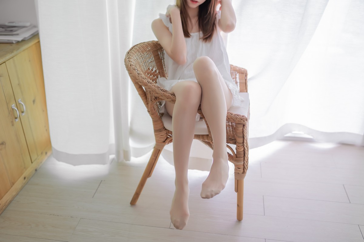 动漫博主Kitaro绮太郎超薄肉丝裤袜配白色睡衣主题私房写真