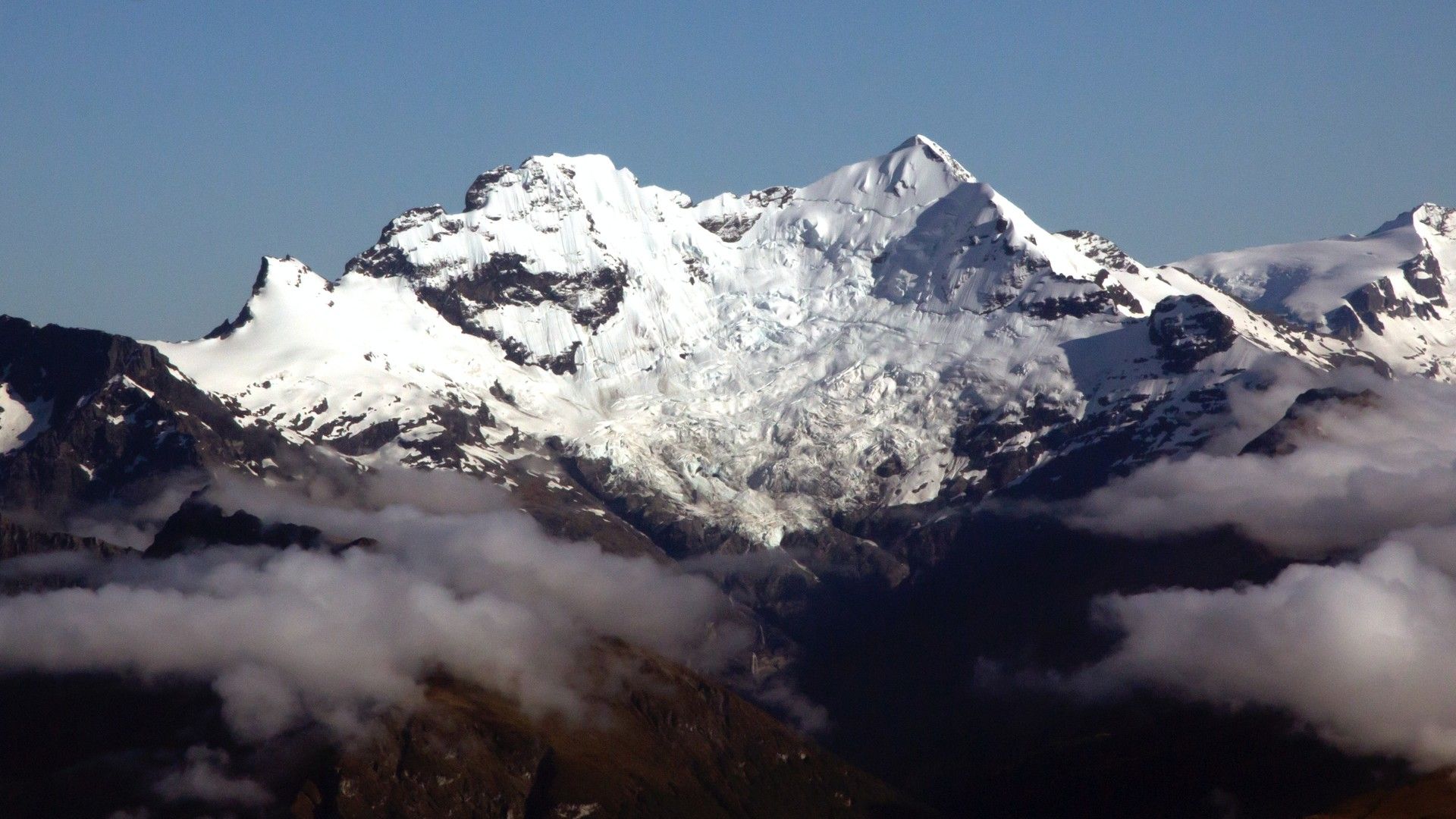 陡峭的山峰与雄壮雪山组成绝美自然风光大图