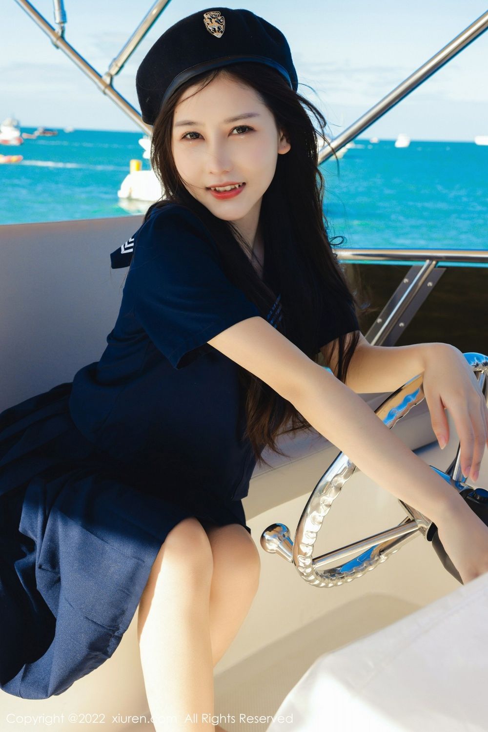 美女模特尹甜甜深色长裙制服海上游艇拍摄三亚旅拍