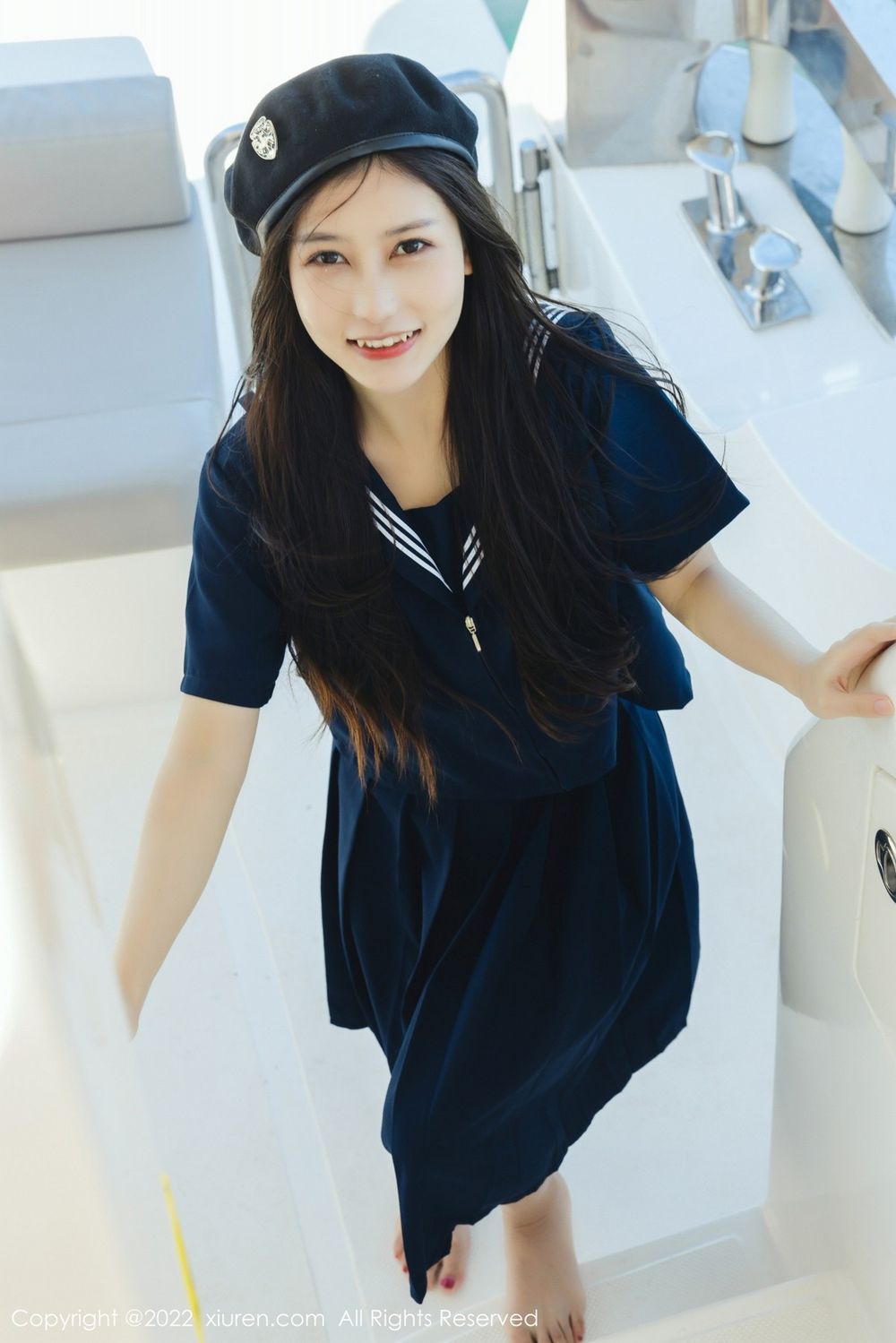 美女模特尹甜甜深色长裙制服海上游艇拍摄三亚旅拍
