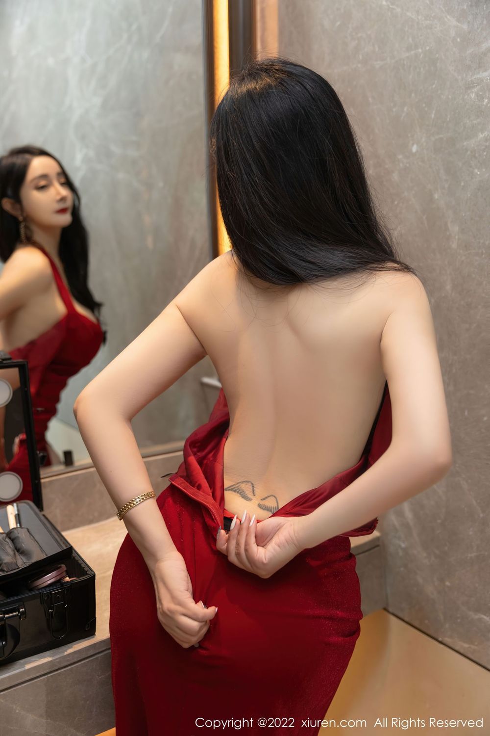 美女模特允薾红色长裙搭配诱人黑丝系列三亚旅拍
