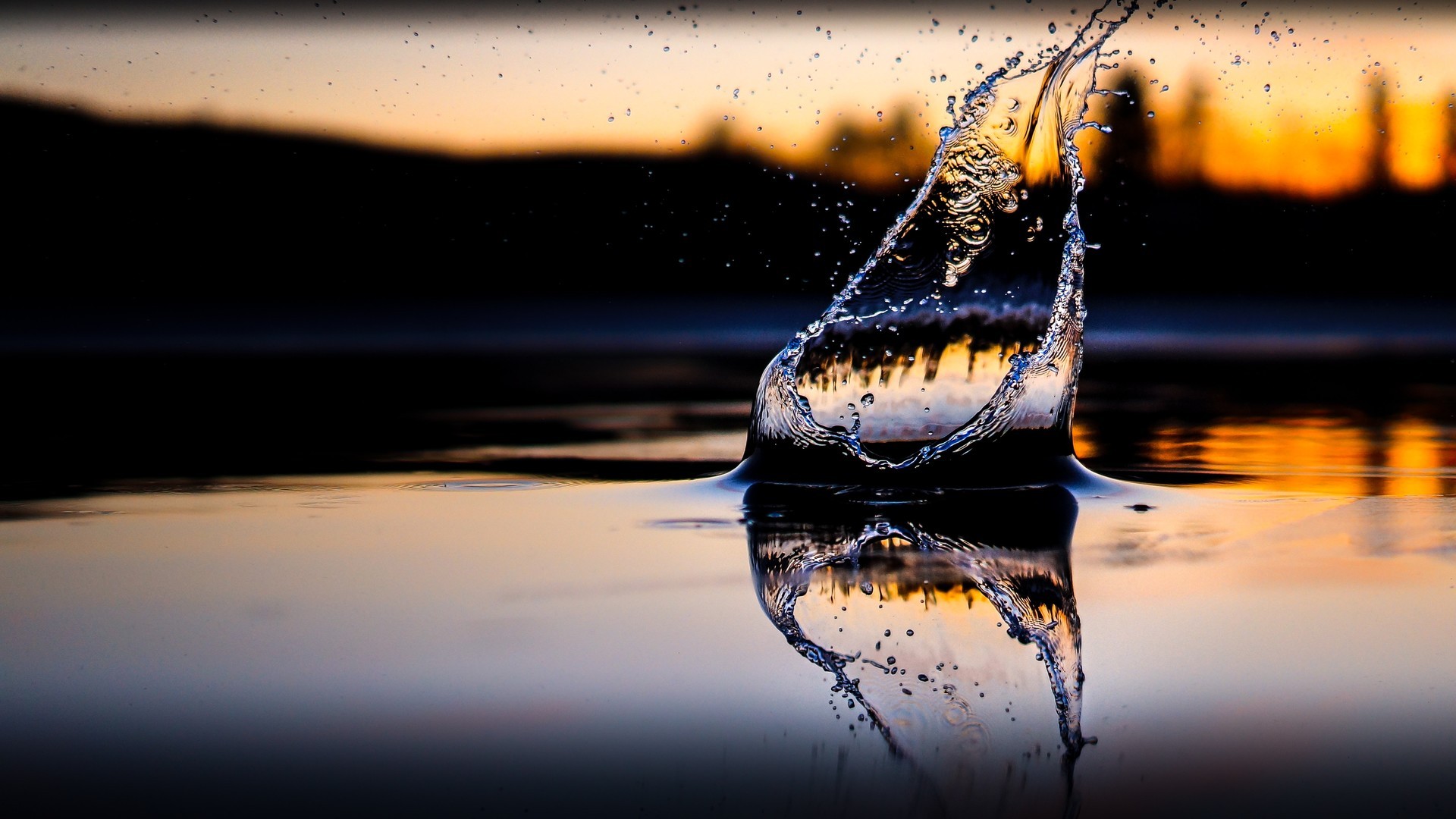 水滴掉落水面泛起涟漪的一瞬间唯美图片素材