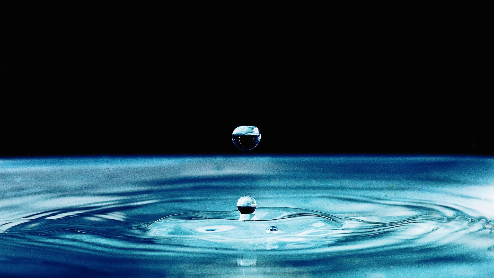 水滴掉落水面泛起涟漪的一瞬间唯美图片素材