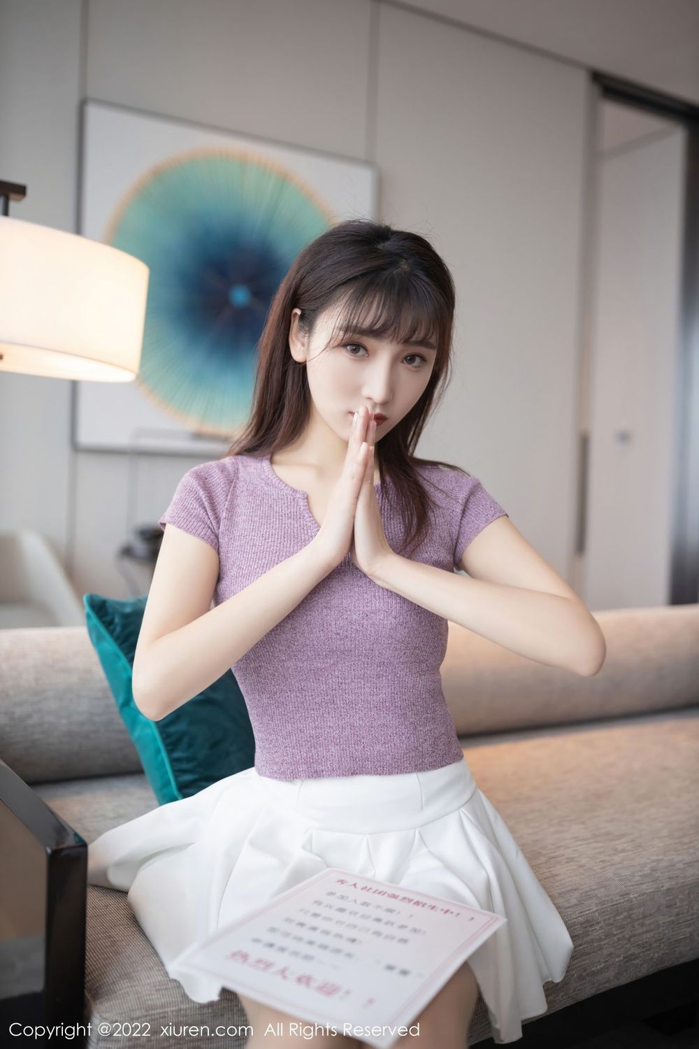 美女模特陆萱萱紫色猫上衣搭配白色短裙撩人写真