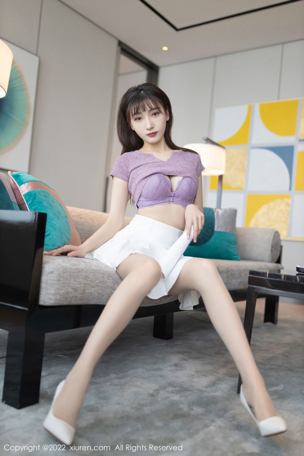 美女模特陆萱萱紫色猫上衣搭配白色短裙撩人写真