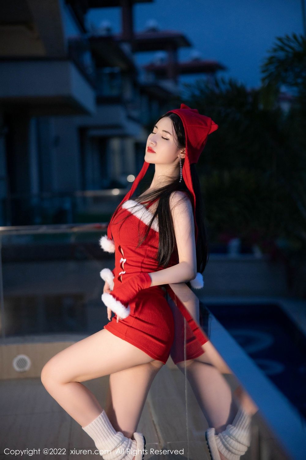 美女模特陈诗诗kiki红色上衣惹火身段新年气氛套图