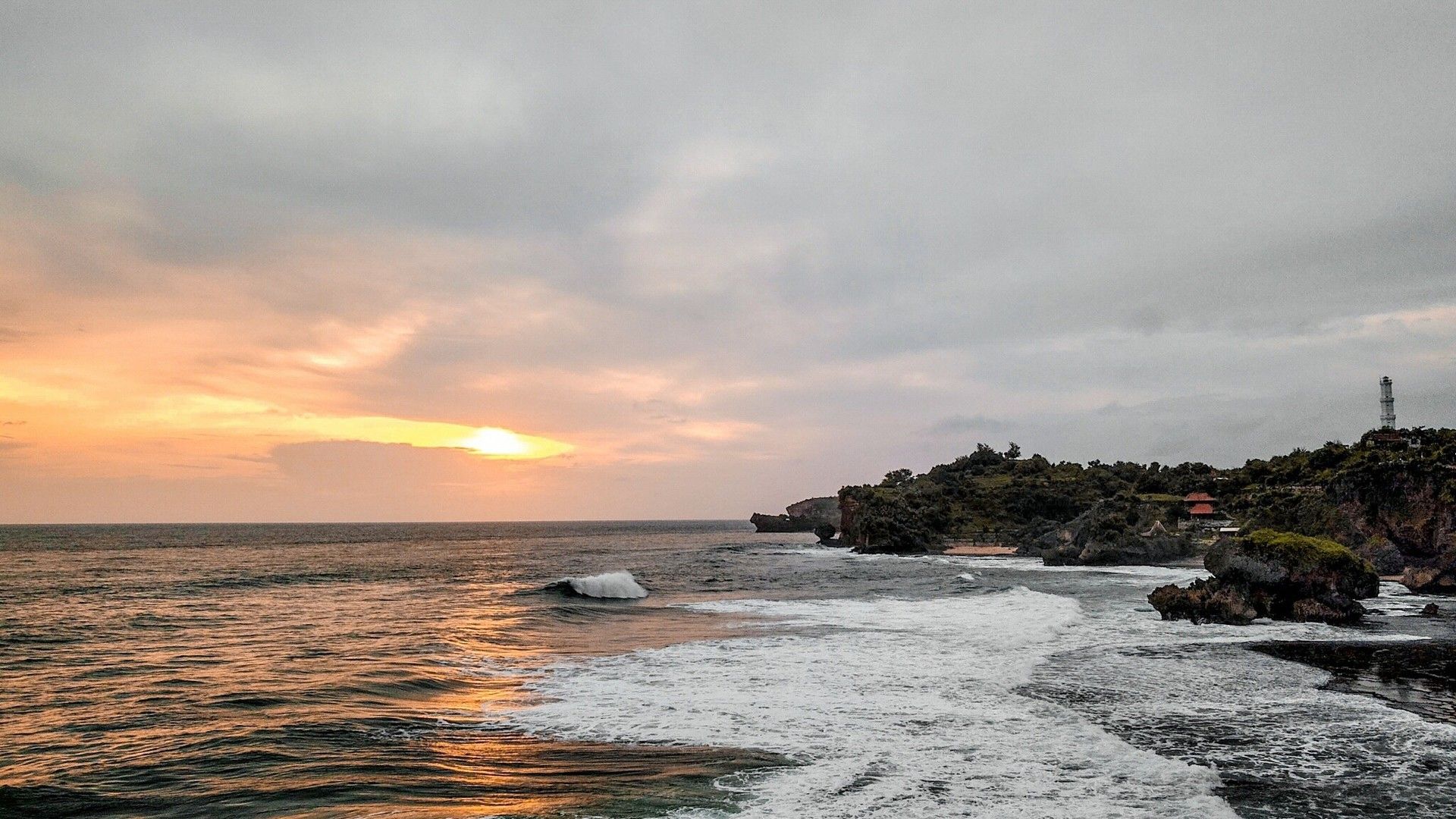 海面上的夕阳与海浪交辉唯美风光图片壁纸