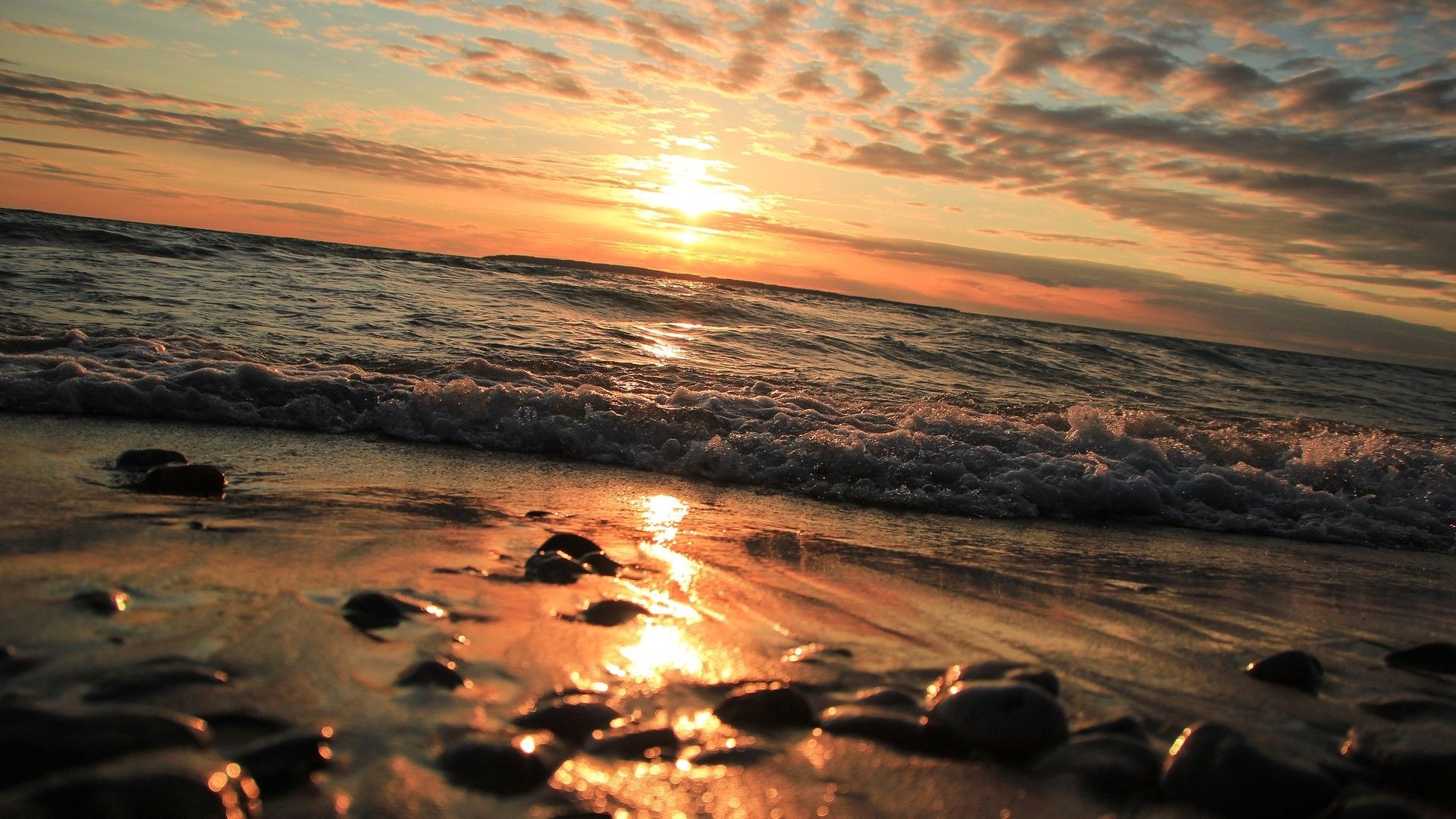 海面上的夕阳与海浪交辉唯美风光图片壁纸