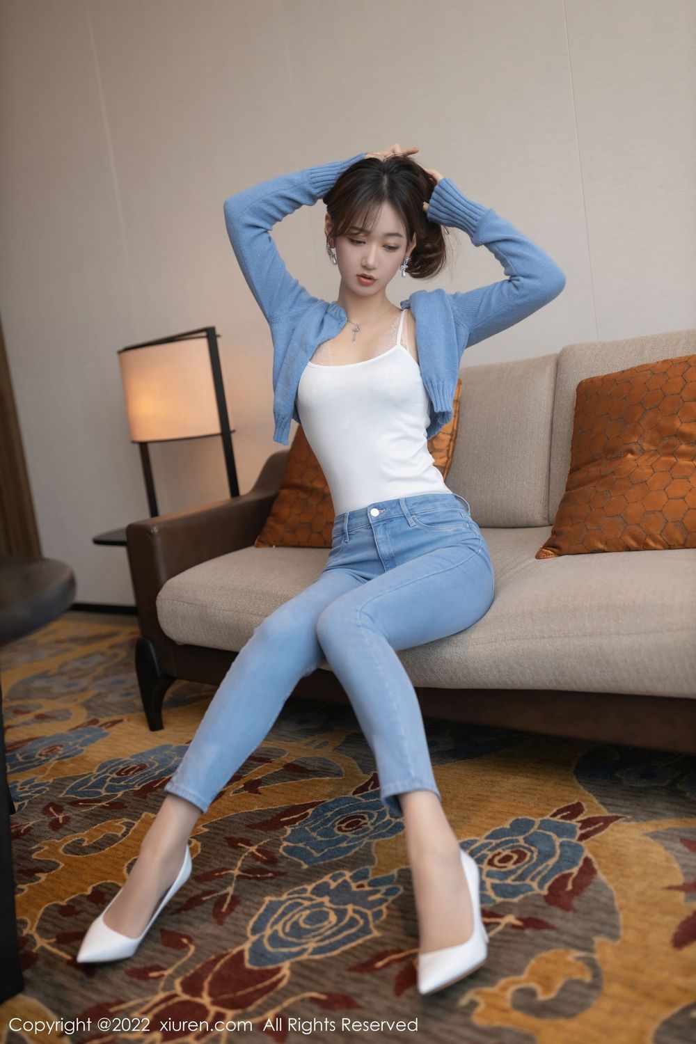 美女模特唐安琪淡蓝色上衣搭配原色丝袜系列写真