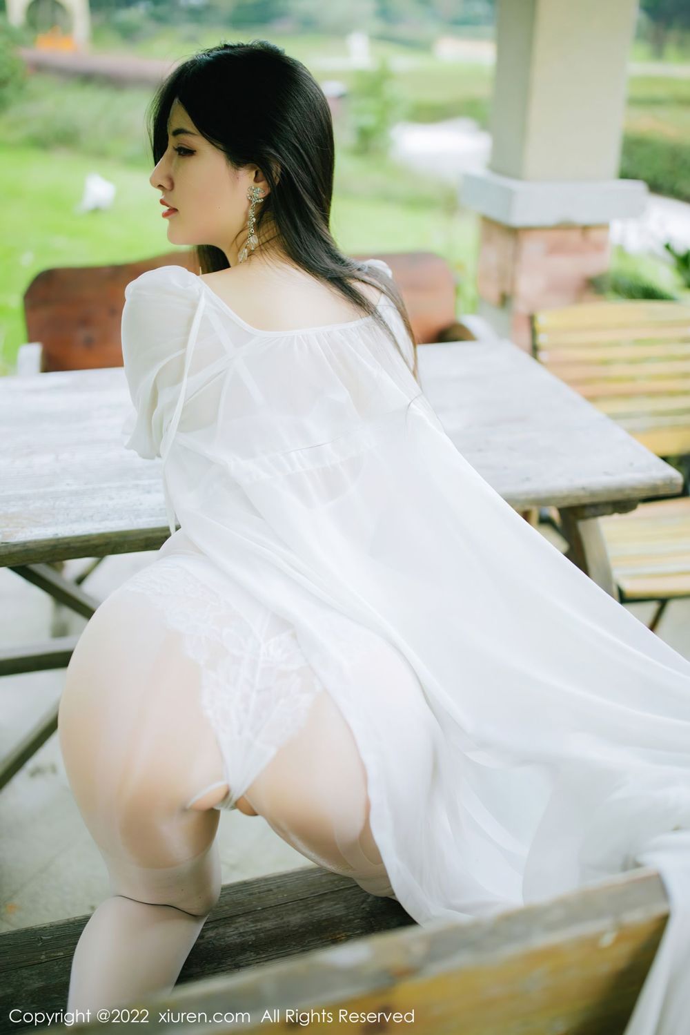 美女模特陈诗诗kiki白色轻透长衫搭配白色丝袜写真