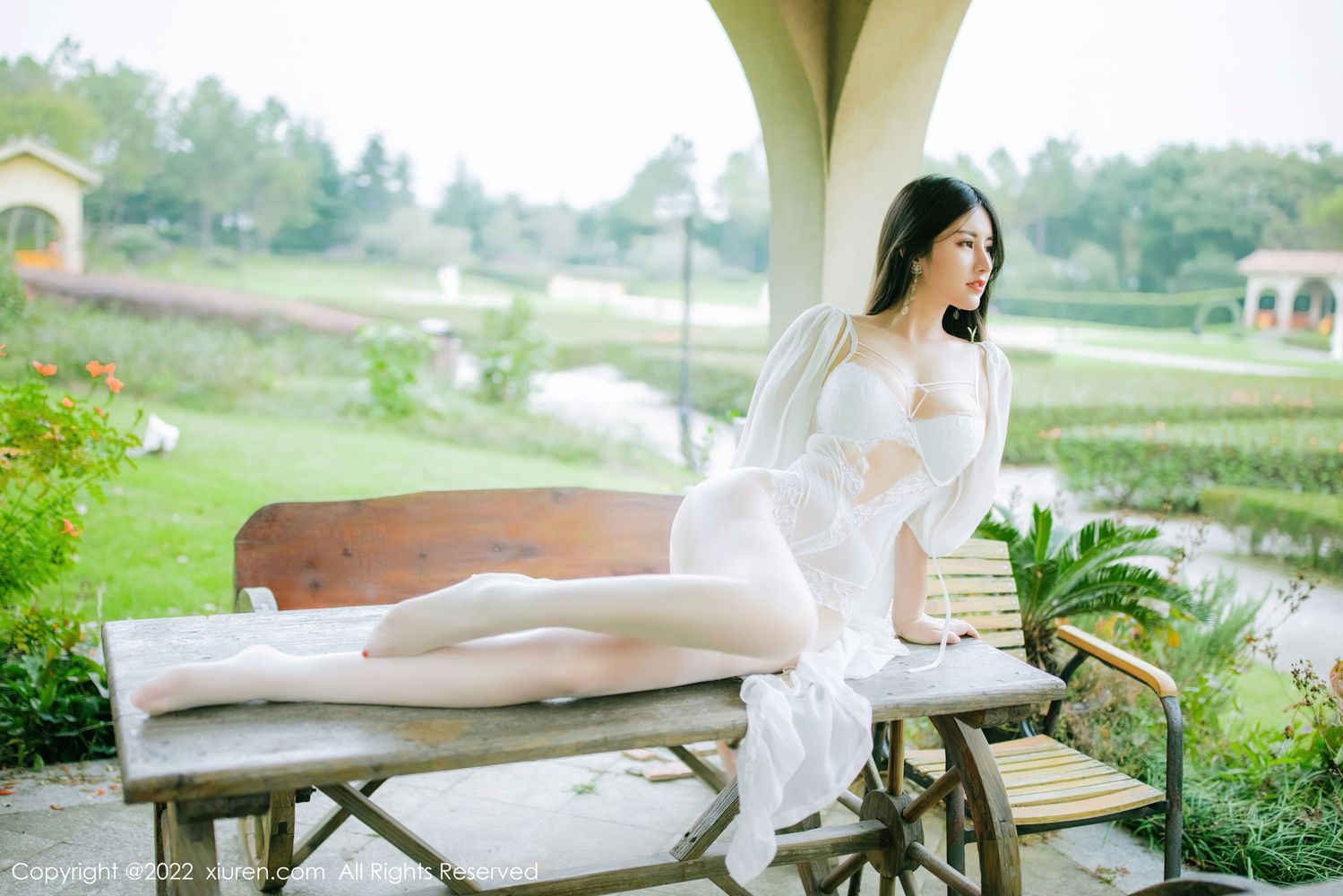 美女模特陈诗诗kiki白色轻透长衫搭配白色丝袜写真