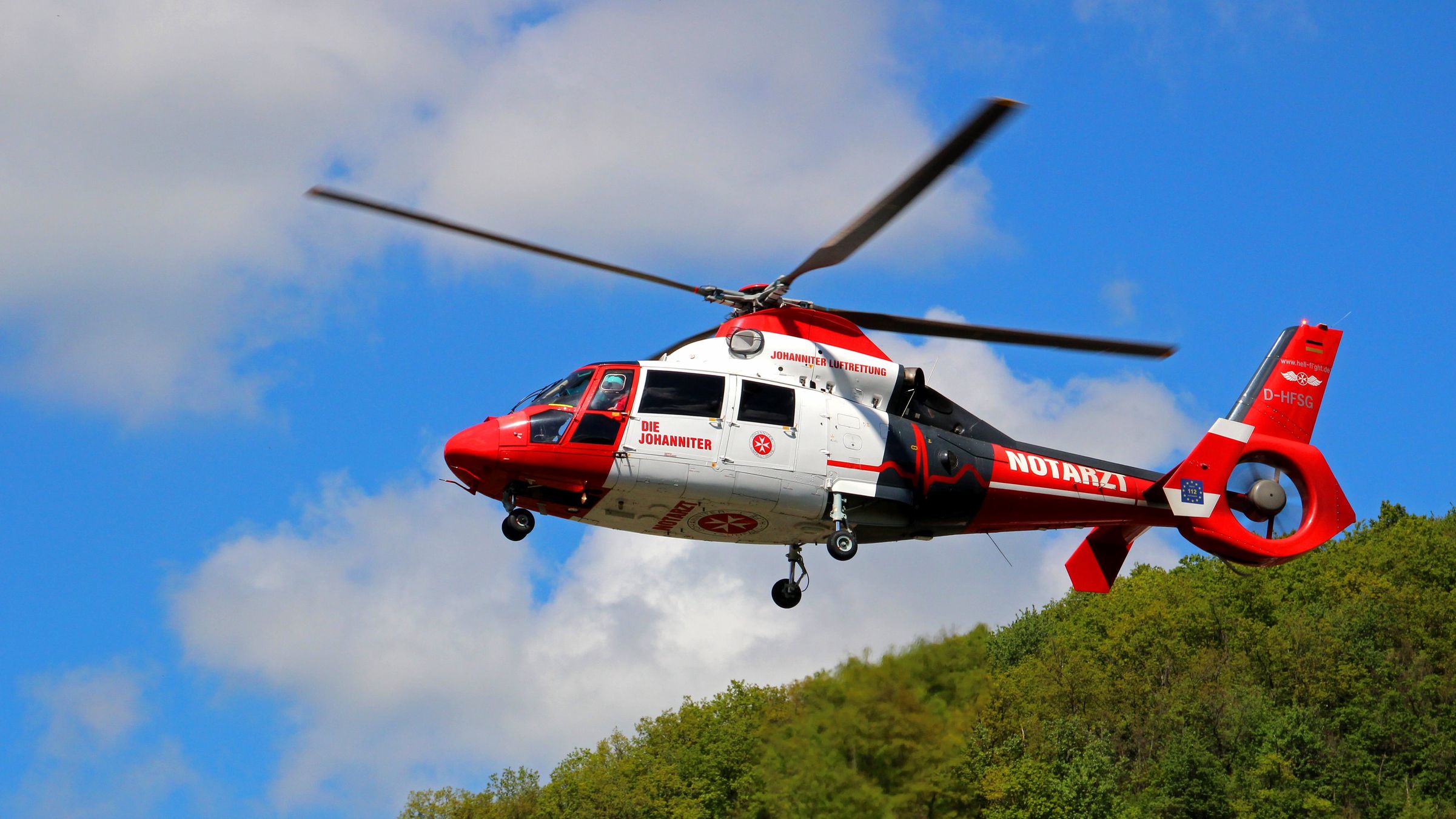 紧急救援的直升机翱翔蓝天实力抢镜高清壁纸