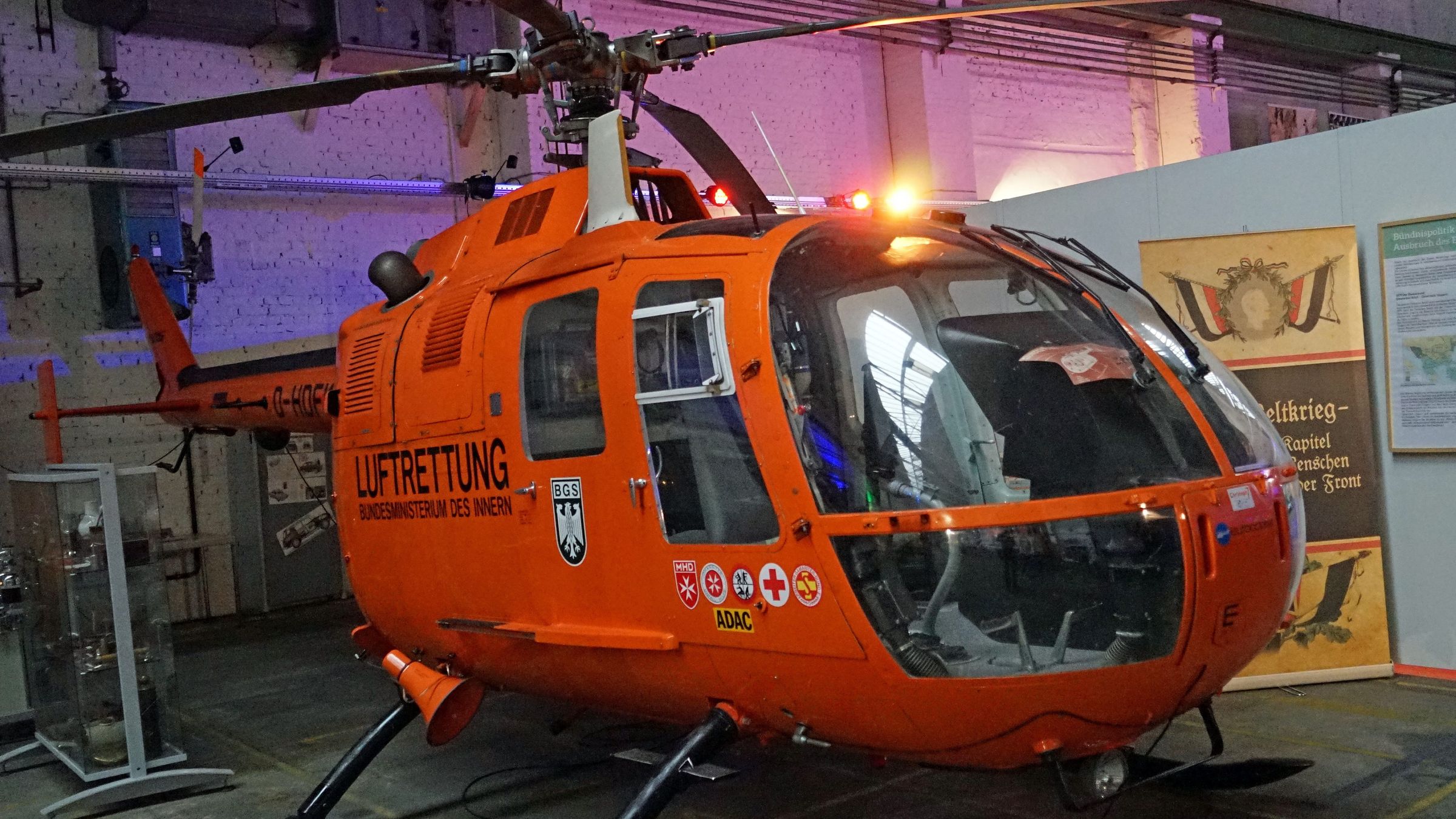 紧急救援的直升机翱翔蓝天实力抢镜高清壁纸