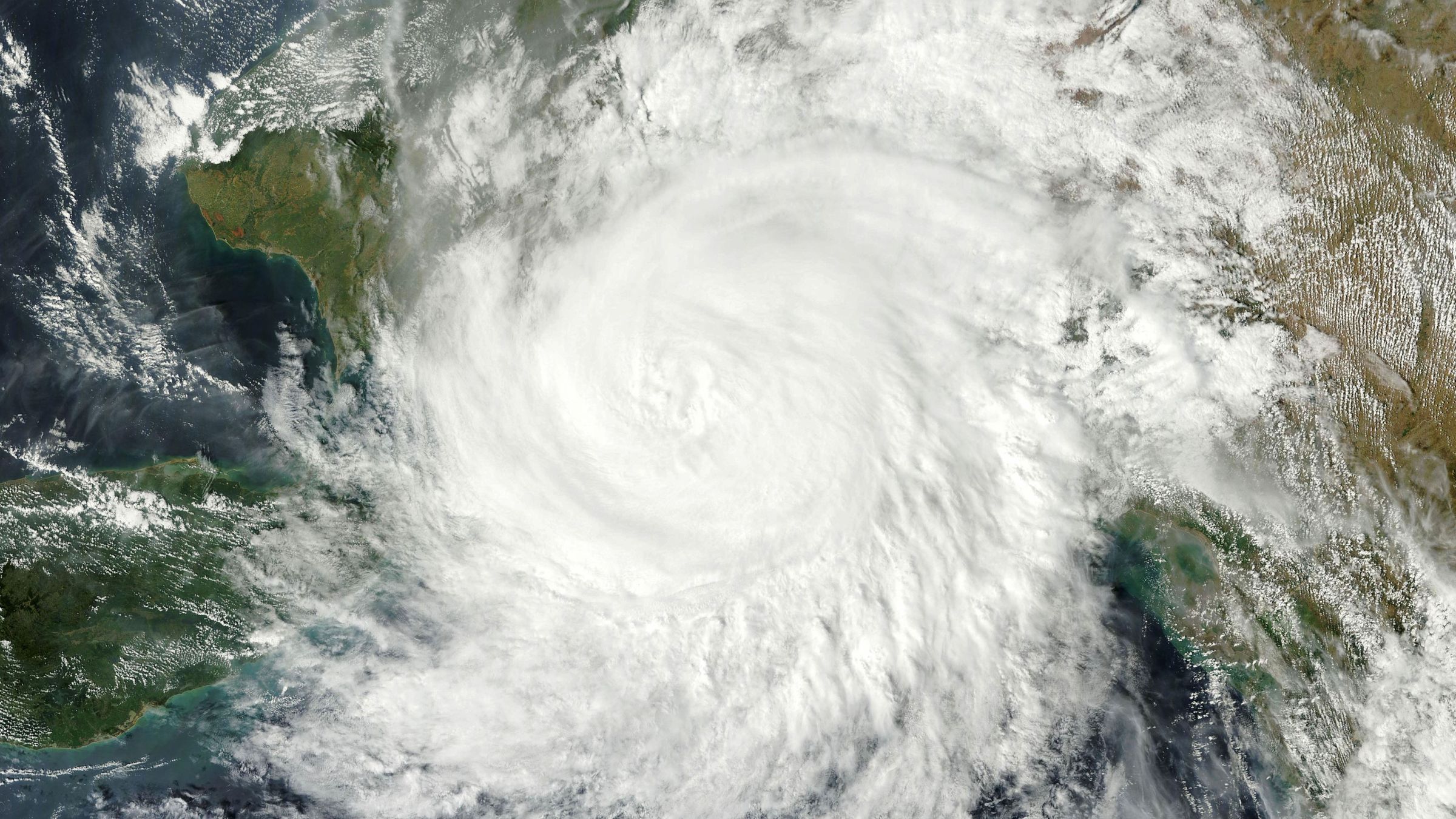 不同角度的飓风台风气象卫星云图