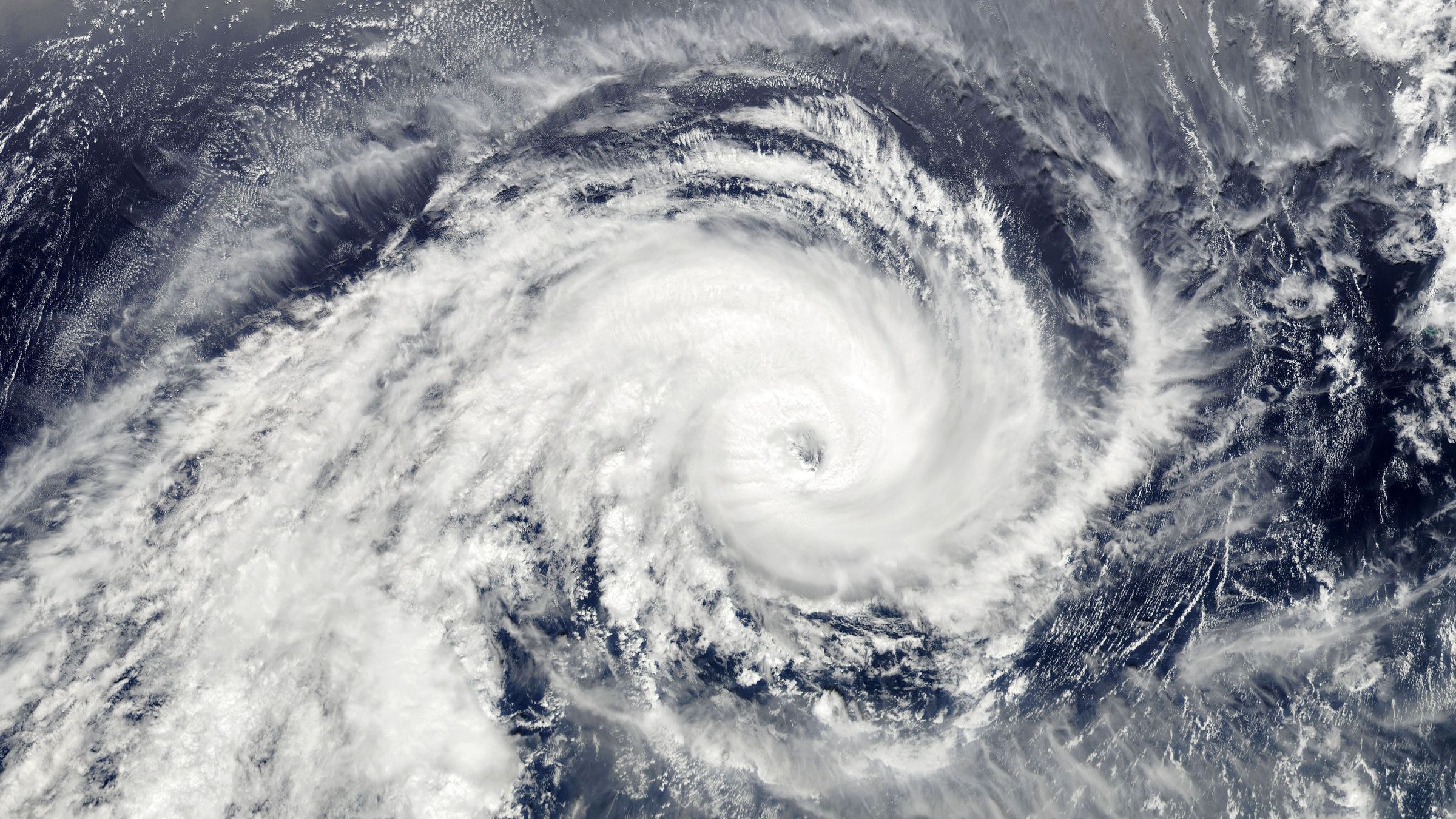 不同角度的飓风台风气象卫星云图