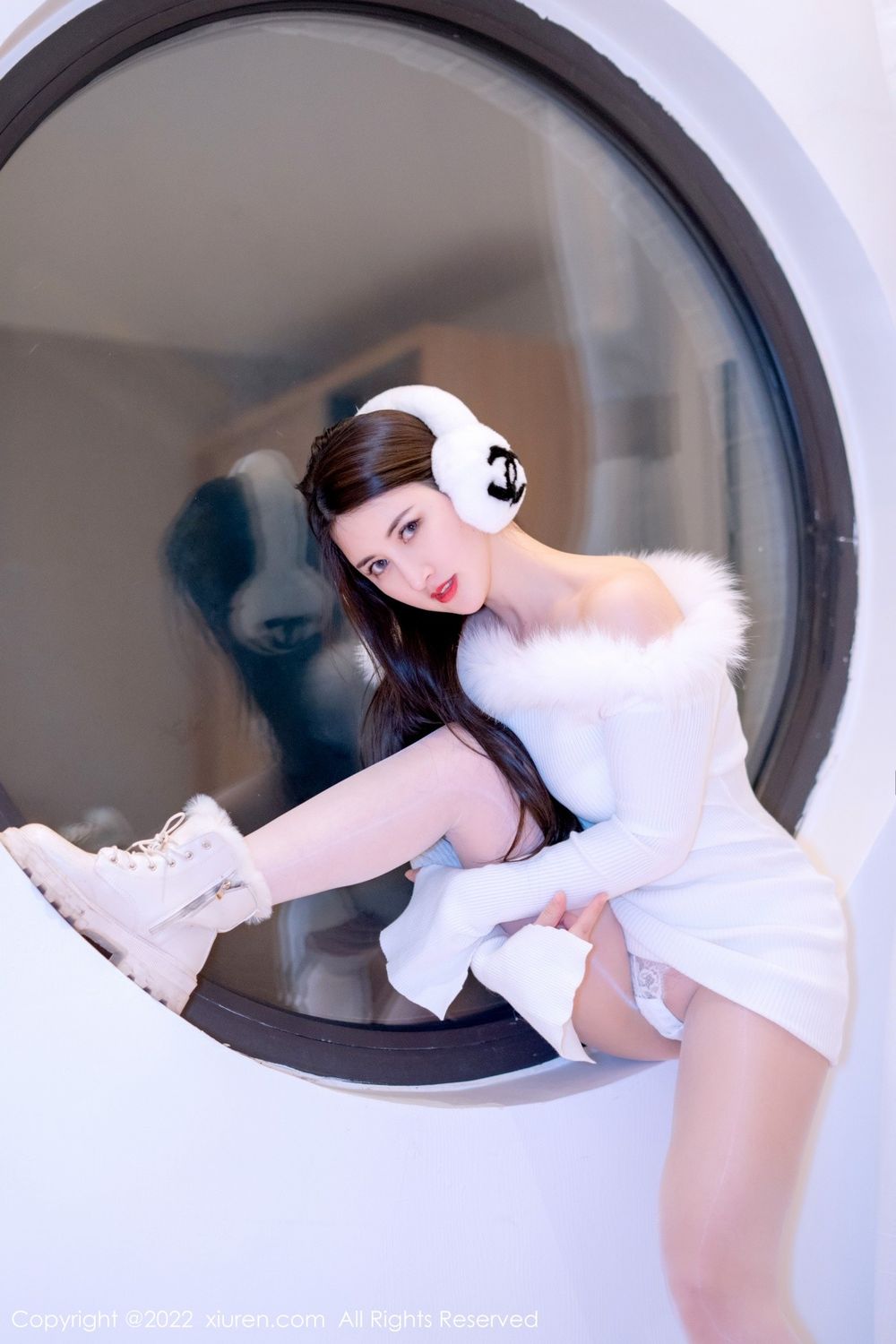 美女模特陈诗诗kiki白色毛衣外配丝袜系列性感写真