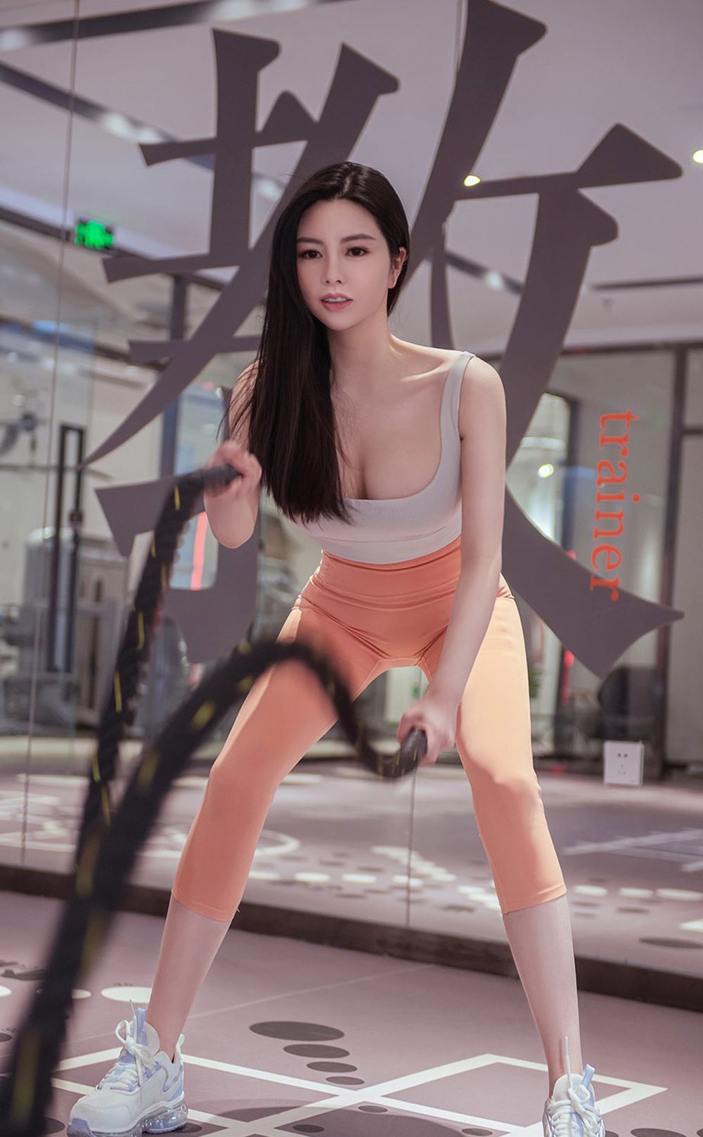 美女模特娜露Selena健身房高温运动主题性感写真