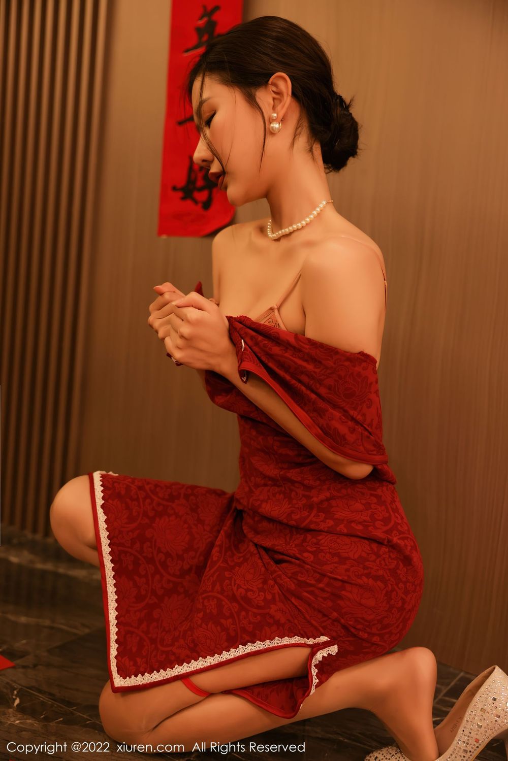 美女模特尹甜甜红色喜庆旗袍熟女气息新年主题写真